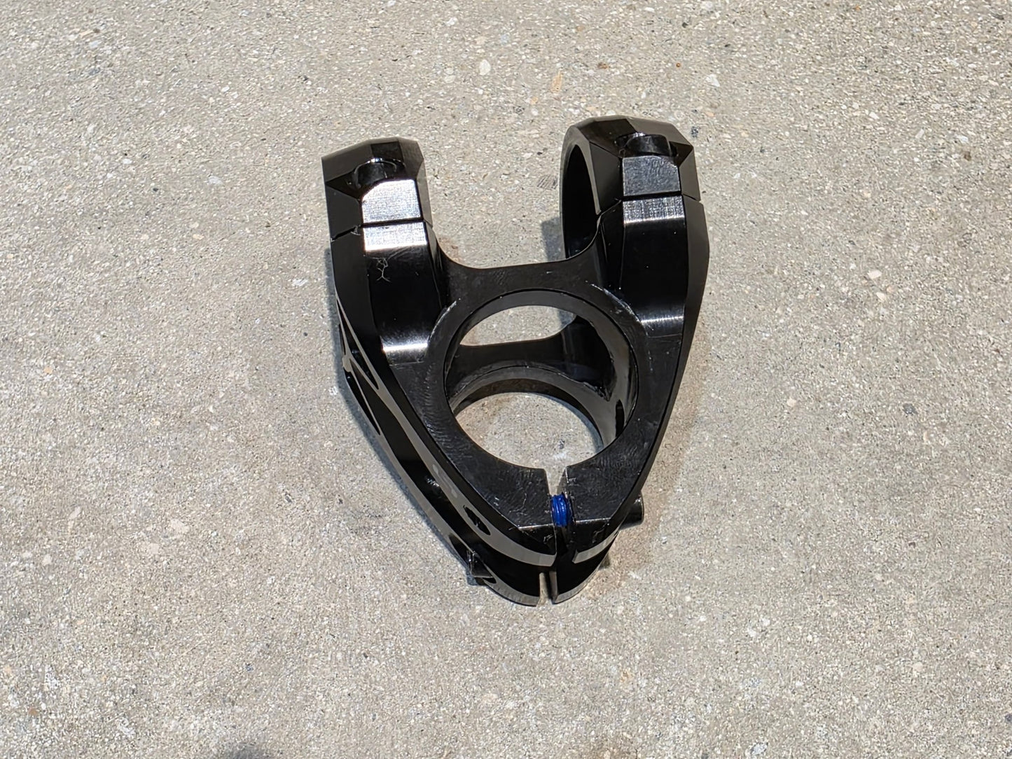 Vorbau von ONOFF, ONOFF COMPONENTS KRYPTON FG 30MM CNC VORBAU 31.8MM vor USEDBIKES - OB.DE Hintergrund