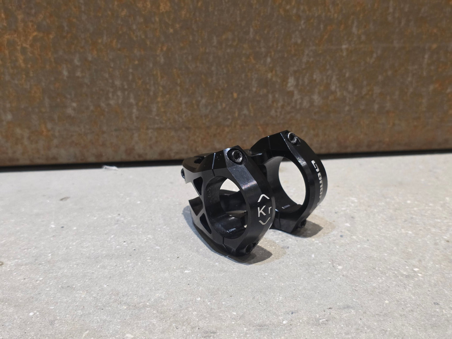 Vorbau von ONOFF, ONOFF COMPONENTS KRYPTON FG 30MM CNC VORBAU 31.8MM vor USEDBIKES - OB.DE Hintergrund