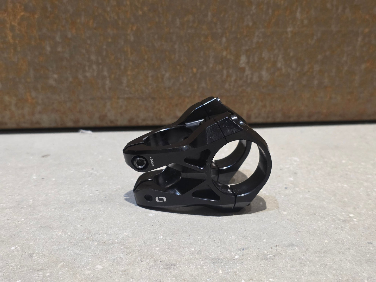 Vorbau von ONOFF, ONOFF COMPONENTS KRYPTON FG 30MM CNC VORBAU 31.8MM vor USEDBIKES - OB.DE Hintergrund