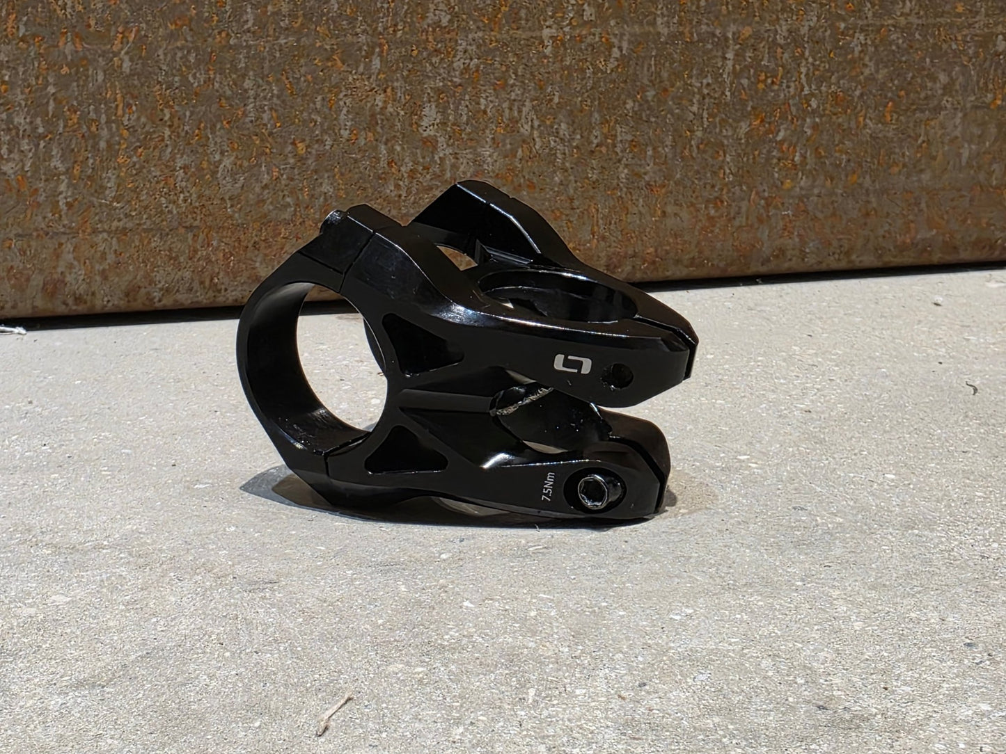Vorbau von ONOFF, ONOFF COMPONENTS KRYPTON FG 30MM CNC VORBAU 31.8MM vor USEDBIKES - OB.DE Hintergrund