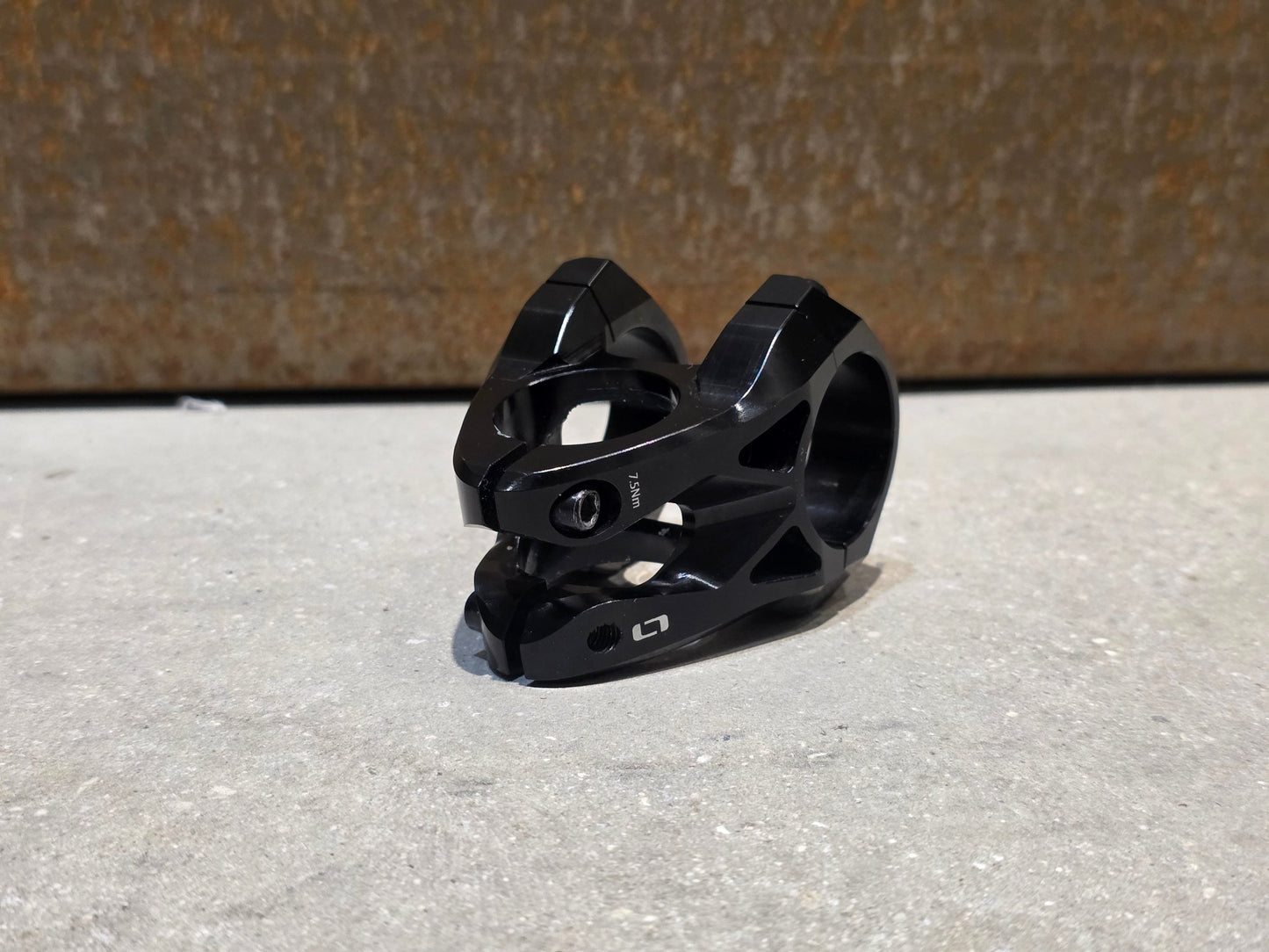 Vorbau von ONOFF, ONOFF COMPONENTS KRYPTON FG 30MM CNC VORBAU 31.8MM vor USEDBIKES - OB.DE Hintergrund