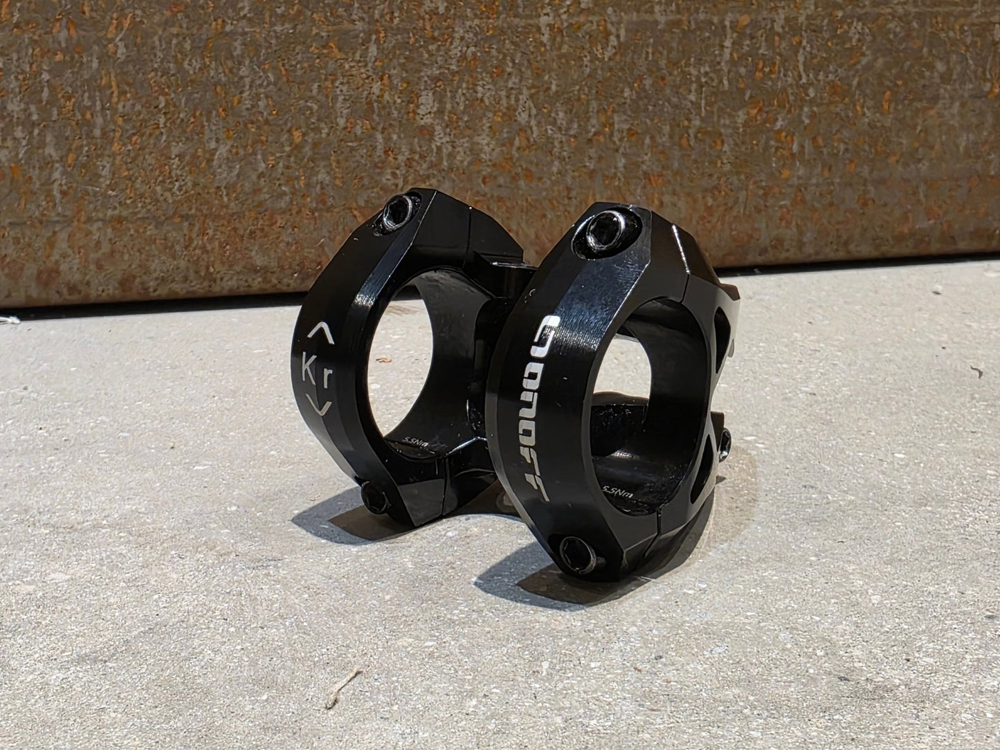 Vorbau von ONOFF, ONOFF COMPONENTS KRYPTON FG 30MM CNC VORBAU 31.8MM vor USEDBIKES - OB.DE Hintergrund