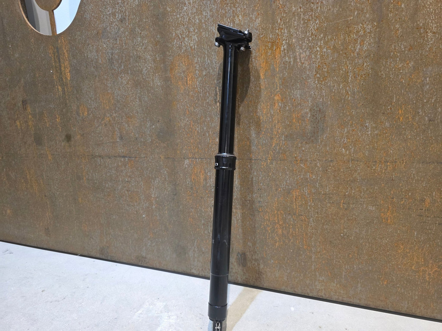 Sattelstütze von ONOFF, ONOFF COMPONENTS PIJA DROPPER POST SATTELSTÜTZE 31.6MM vor USEDBIKES - OB.DE Hintergrund