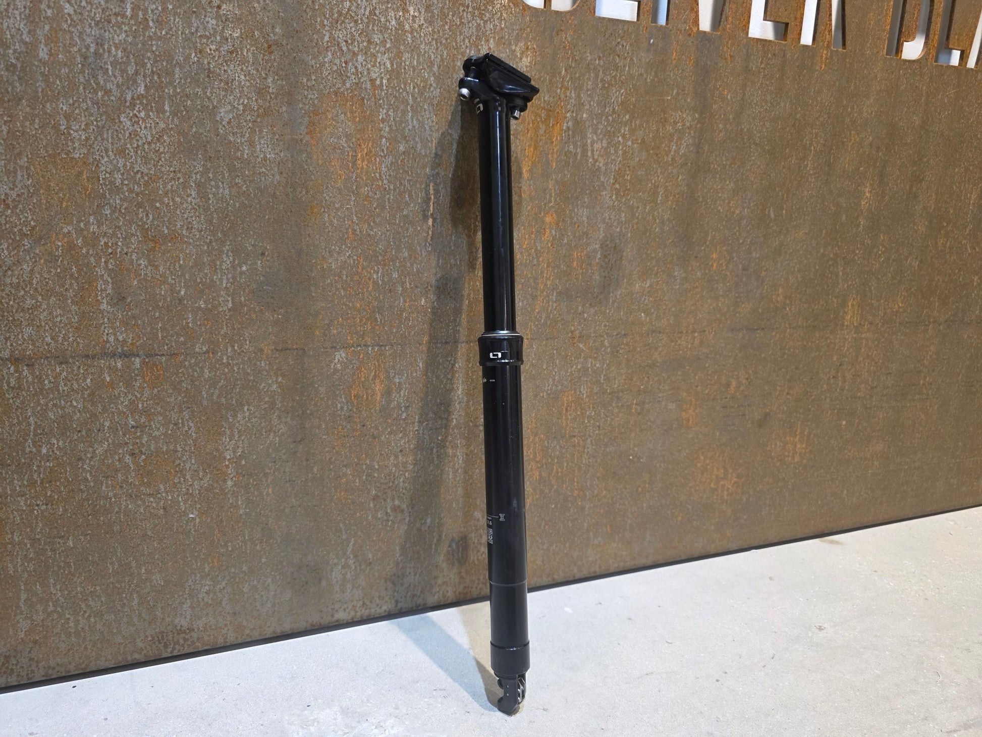 Sattelstütze von ONOFF, ONOFF COMPONENTS PIJA DROPPER POST SATTELSTÜTZE 31.6MM vor USEDBIKES - OB.DE Hintergrund