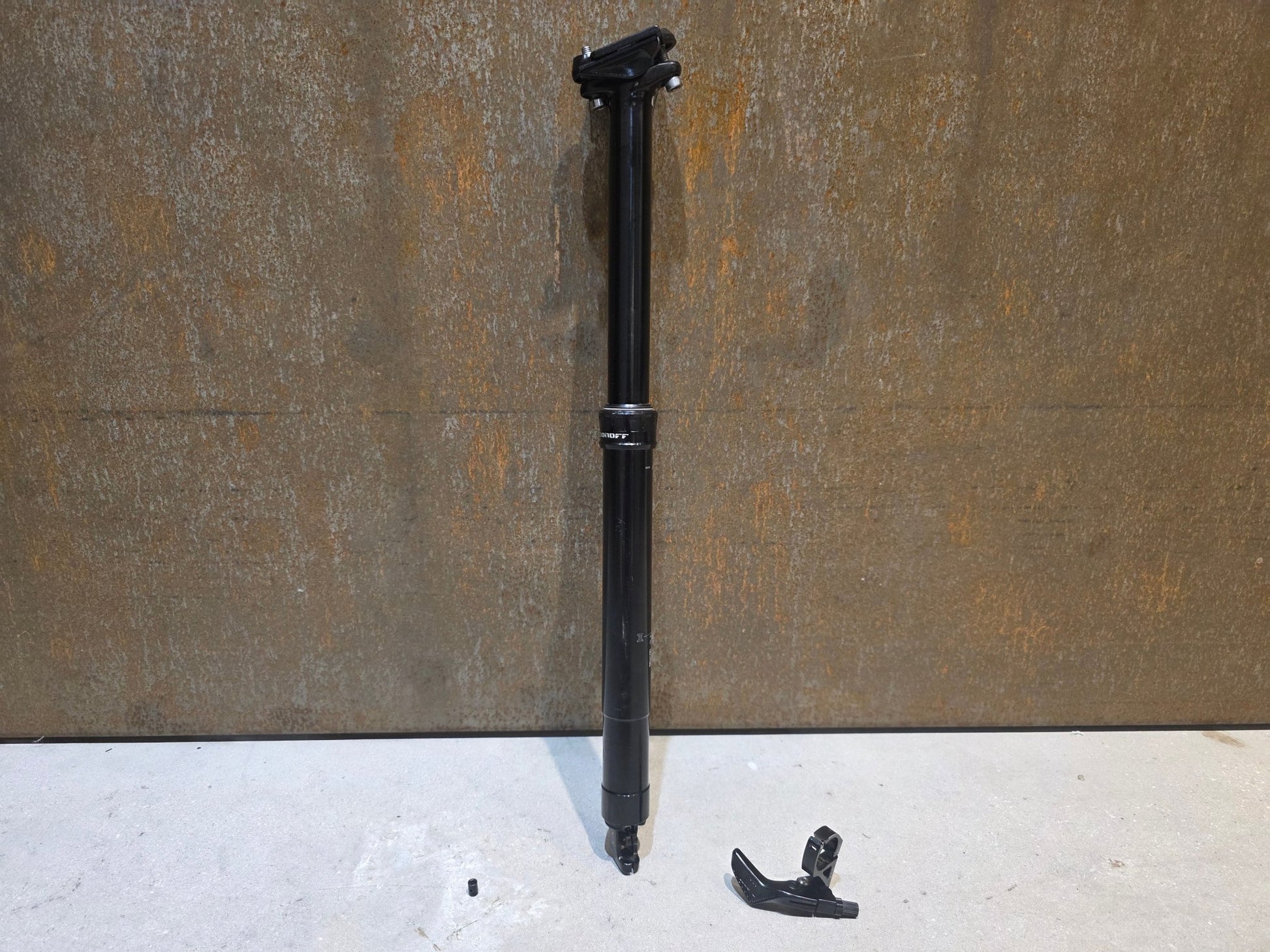 Sattelstütze von ONOFF, ONOFF COMPONENTS PIJA DROPPER POST SATTELSTÜTZE 31.6MM vor USEDBIKES - OB.DE Hintergrund