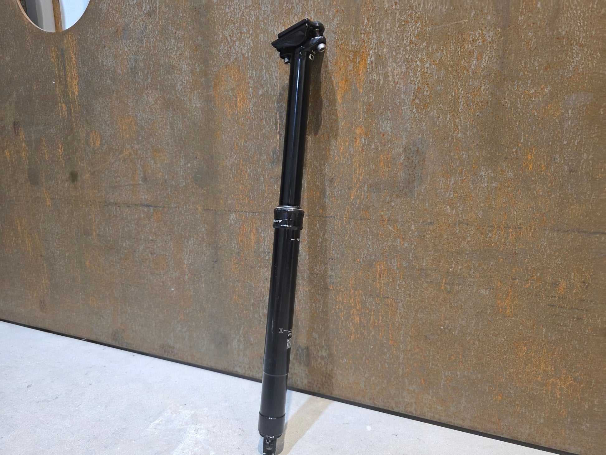 Sattelstütze von ONOFF, ONOFF COMPONENTS PIJA DROPPER POST SATTELSTÜTZE 31.6MM vor USEDBIKES - OB.DE Hintergrund