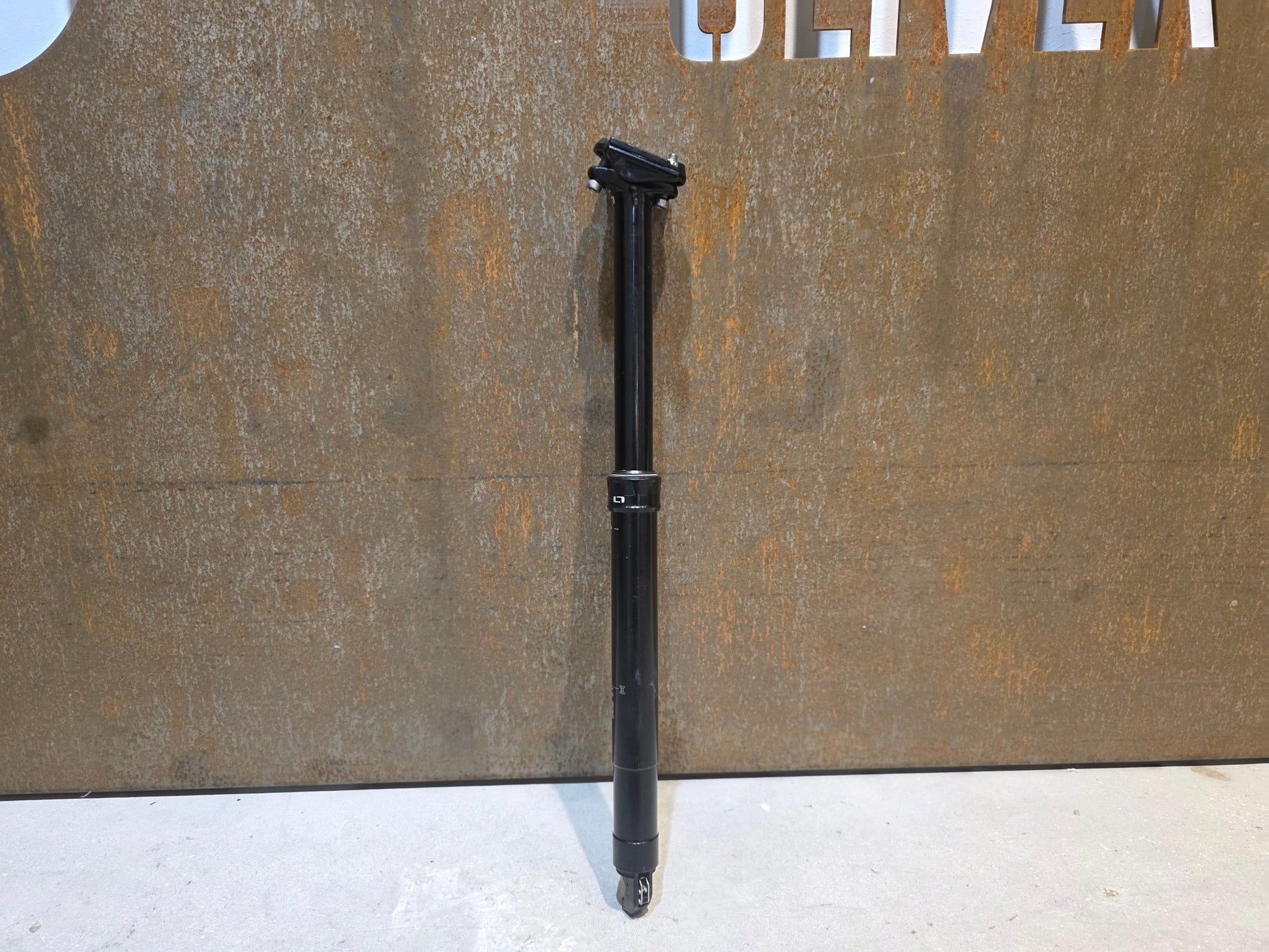 Sattelstütze von ONOFF, ONOFF COMPONENTS PIJA DROPPER POST SATTELSTÜTZE 31.6MM vor USEDBIKES - OB.DE Hintergrund