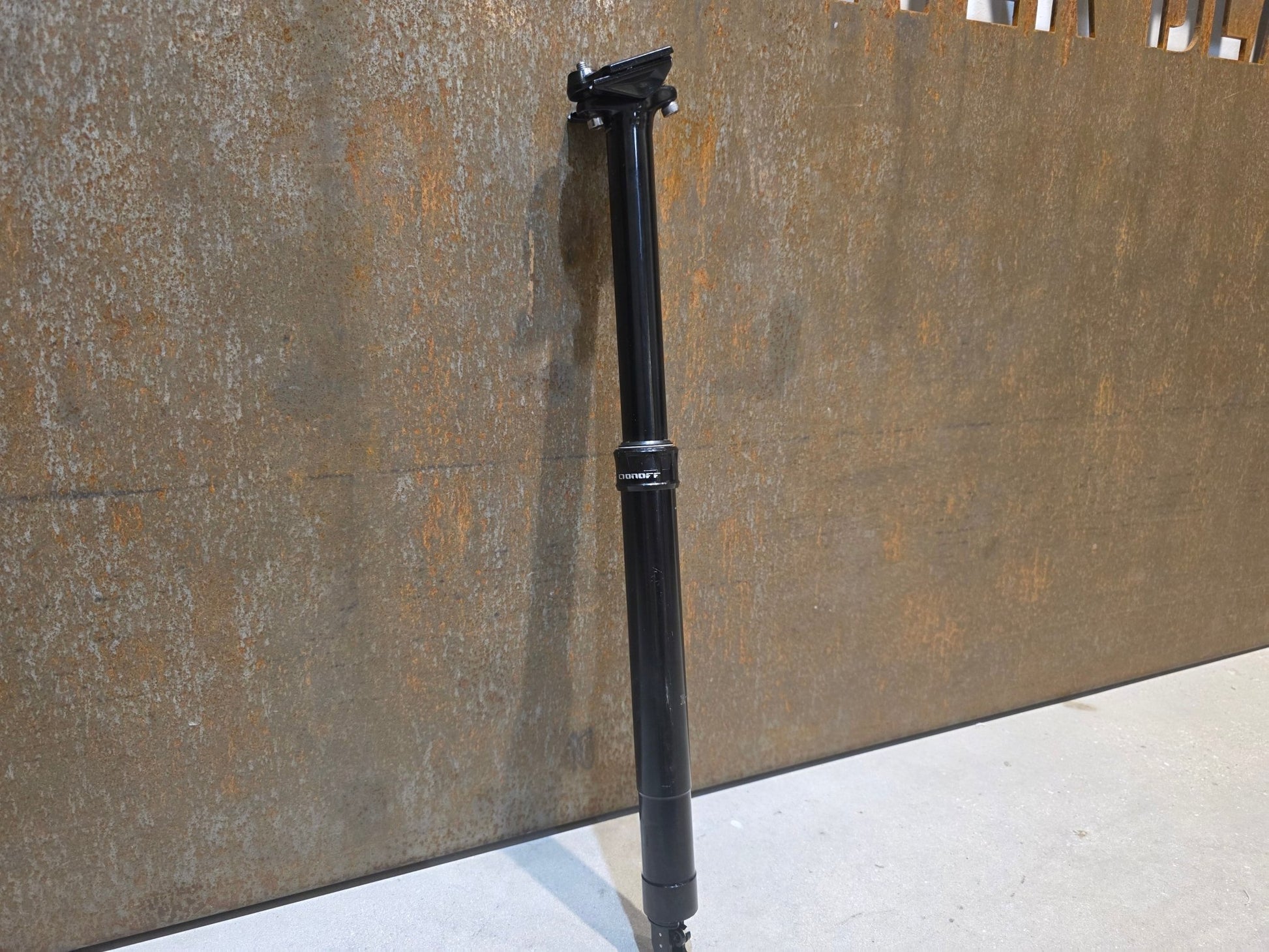 Sattelstütze von ONOFF, ONOFF COMPONENTS PIJA DROPPER POST SATTELSTÜTZE 31.6MM vor USEDBIKES - OB.DE Hintergrund