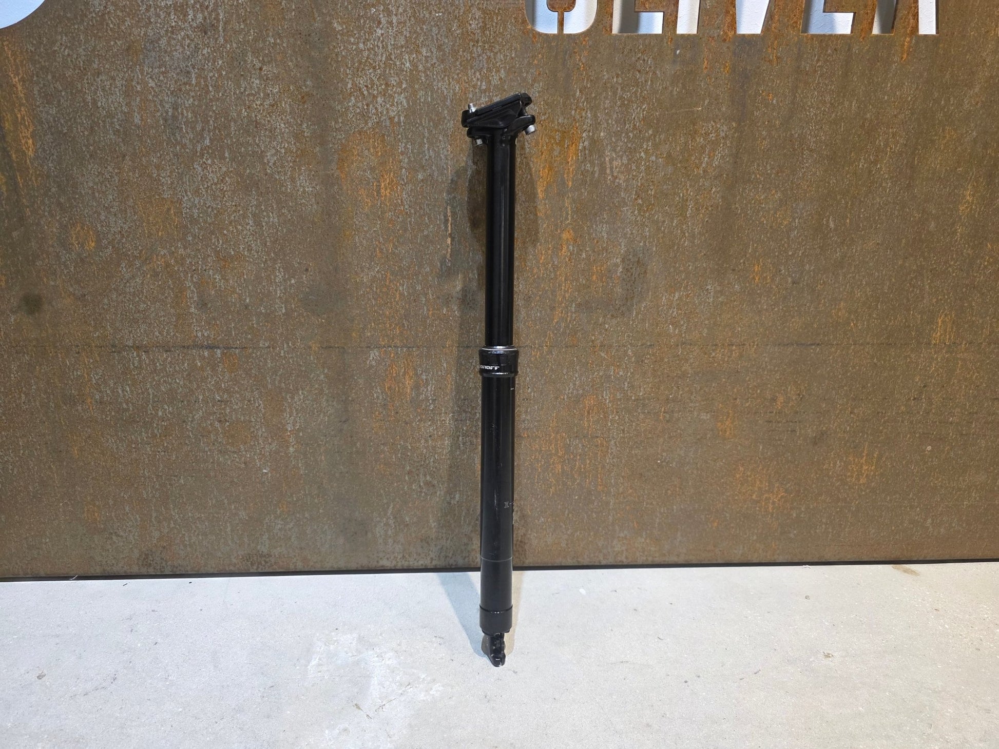 Sattelstütze von ONOFF, ONOFF COMPONENTS PIJA DROPPER POST SATTELSTÜTZE 31.6MM vor USEDBIKES - OB.DE Hintergrund