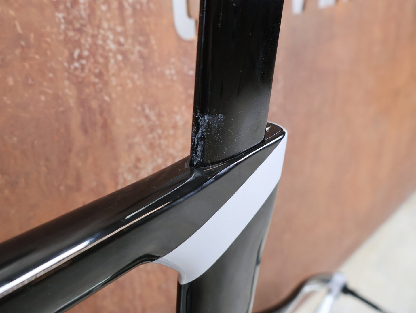 Rennradrahmen von Pinarello, PINARELLO DOGMA F RAHMENSET / SPEEDSTER SILVER / DISC / 55CM vor USEDBIKES - OB.DE Hintergrund