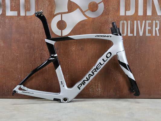 Rennradrahmen von Pinarello, PINARELLO DOGMA F RAHMENSET / SPEEDSTER SILVER / DISC / 55CM vor USEDBIKES - OB.DE Hintergrund
