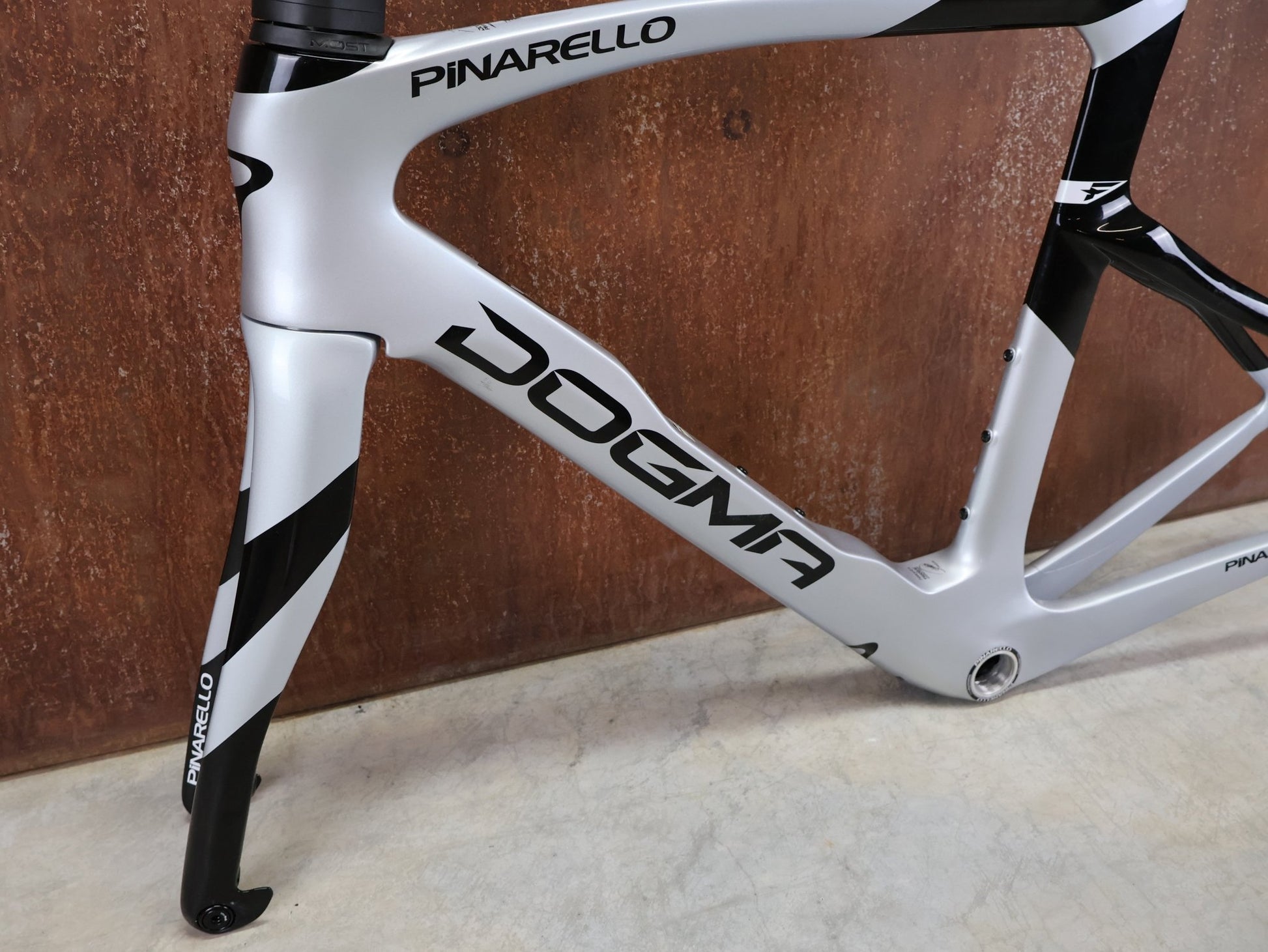 Rennradrahmen von Pinarello, PINARELLO DOGMA F RAHMENSET / SPEEDSTER SILVER / DISC / 55CM vor USEDBIKES - OB.DE Hintergrund