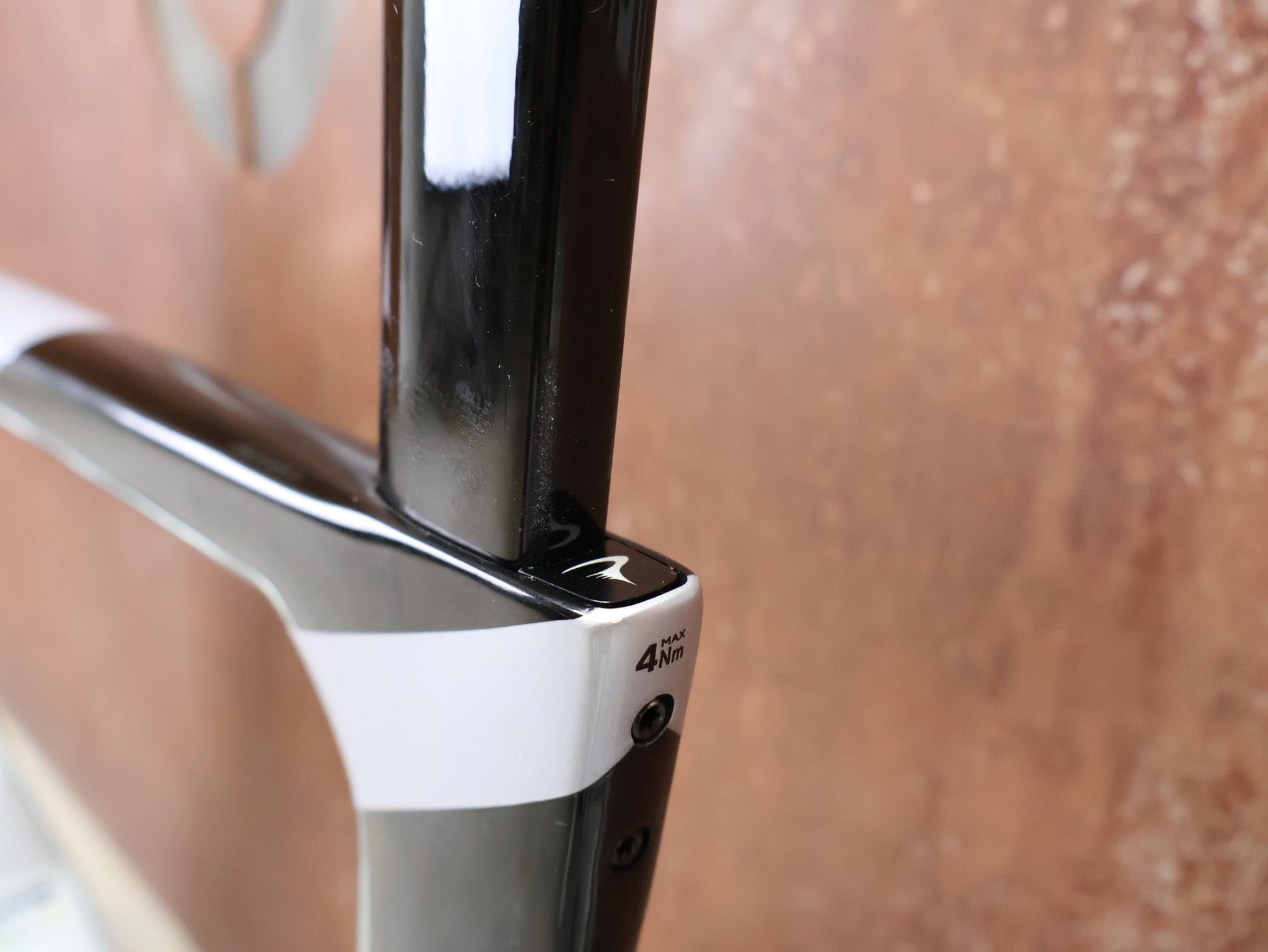 Rennradrahmen von Pinarello, PINARELLO DOGMA F RAHMENSET / SPEEDSTER SILVER / DISC / 55CM vor USEDBIKES - OB.DE Hintergrund