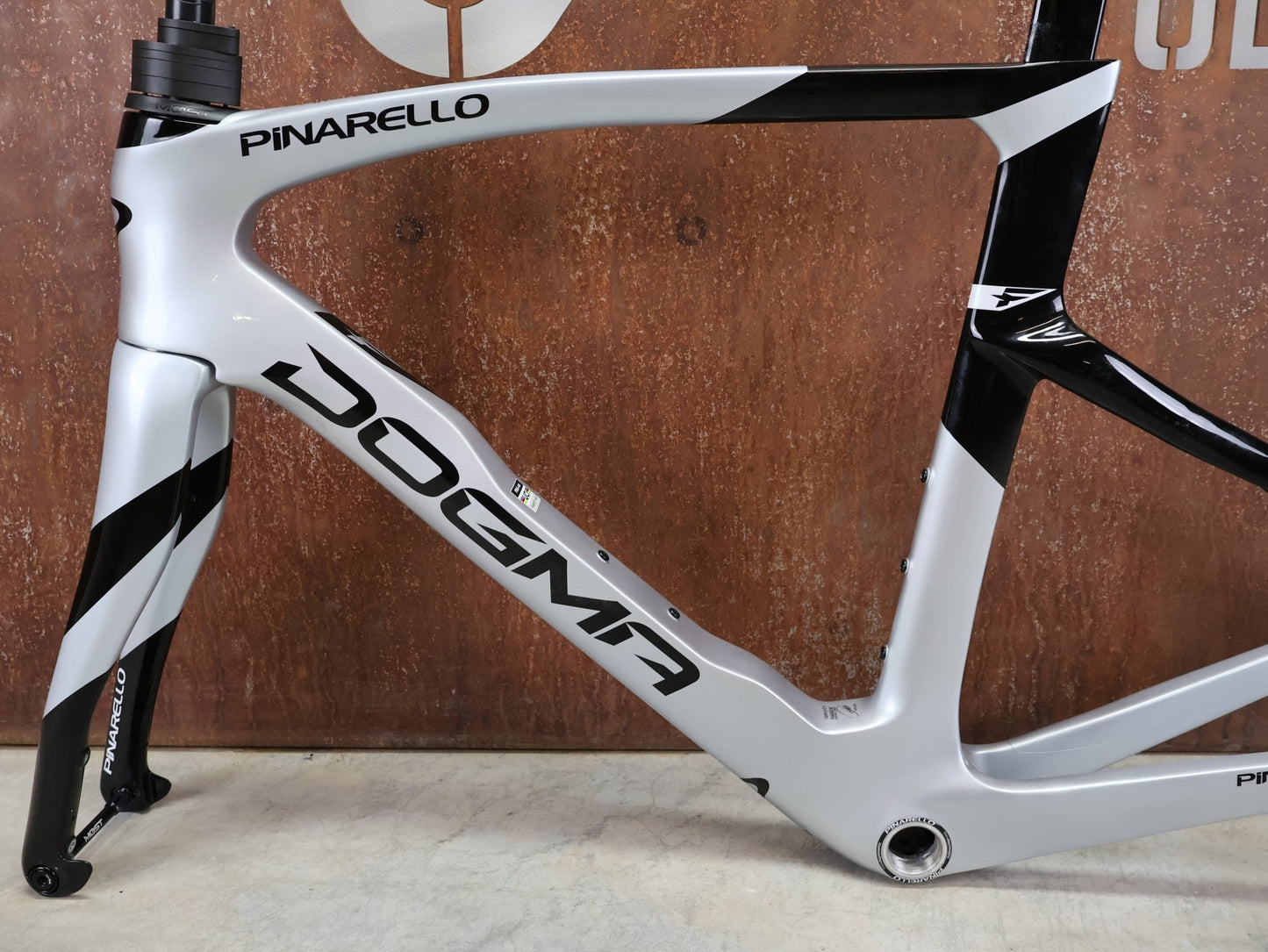 Rennradrahmen von Pinarello, PINARELLO DOGMA F RAHMENSET / SPEEDSTER SILVER / DISC / 55CM vor USEDBIKES - OB.DE Hintergrund
