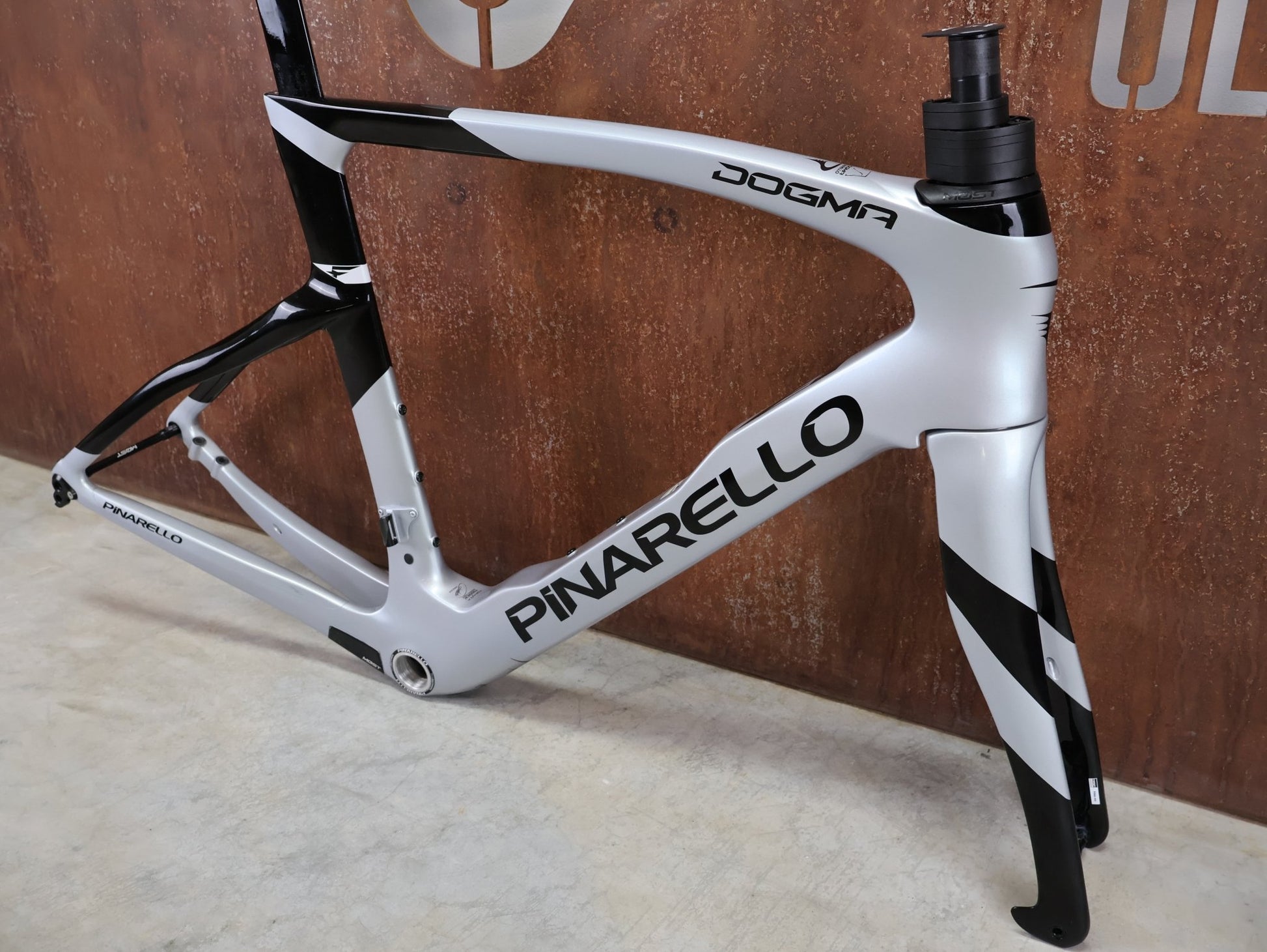 Rennradrahmen von Pinarello, PINARELLO DOGMA F RAHMENSET / SPEEDSTER SILVER / DISC / 55CM vor USEDBIKES - OB.DE Hintergrund