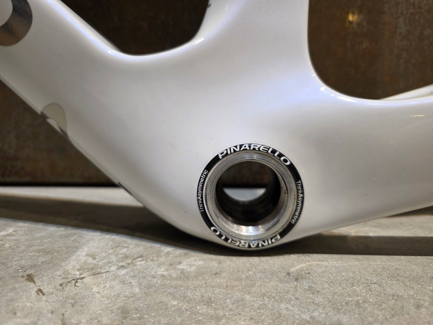 Rennradrahmen von Pinarello, PINARELLO F9 RAHMENSET / RAZOR WHITE / DISC / 56CM vor USEDBIKES - OB.DE Hintergrund