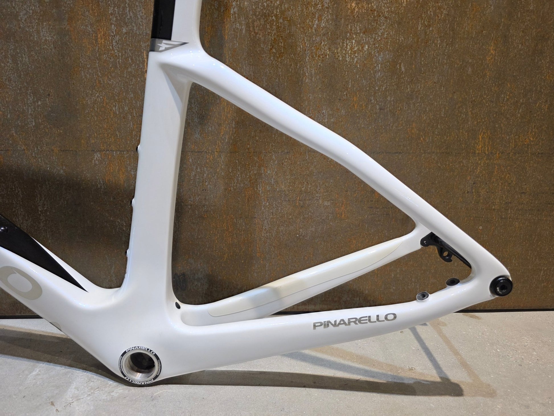 Rennradrahmen von Pinarello, PINARELLO F9 RAHMENSET / RAZOR WHITE / DISC / 56CM vor USEDBIKES - OB.DE Hintergrund