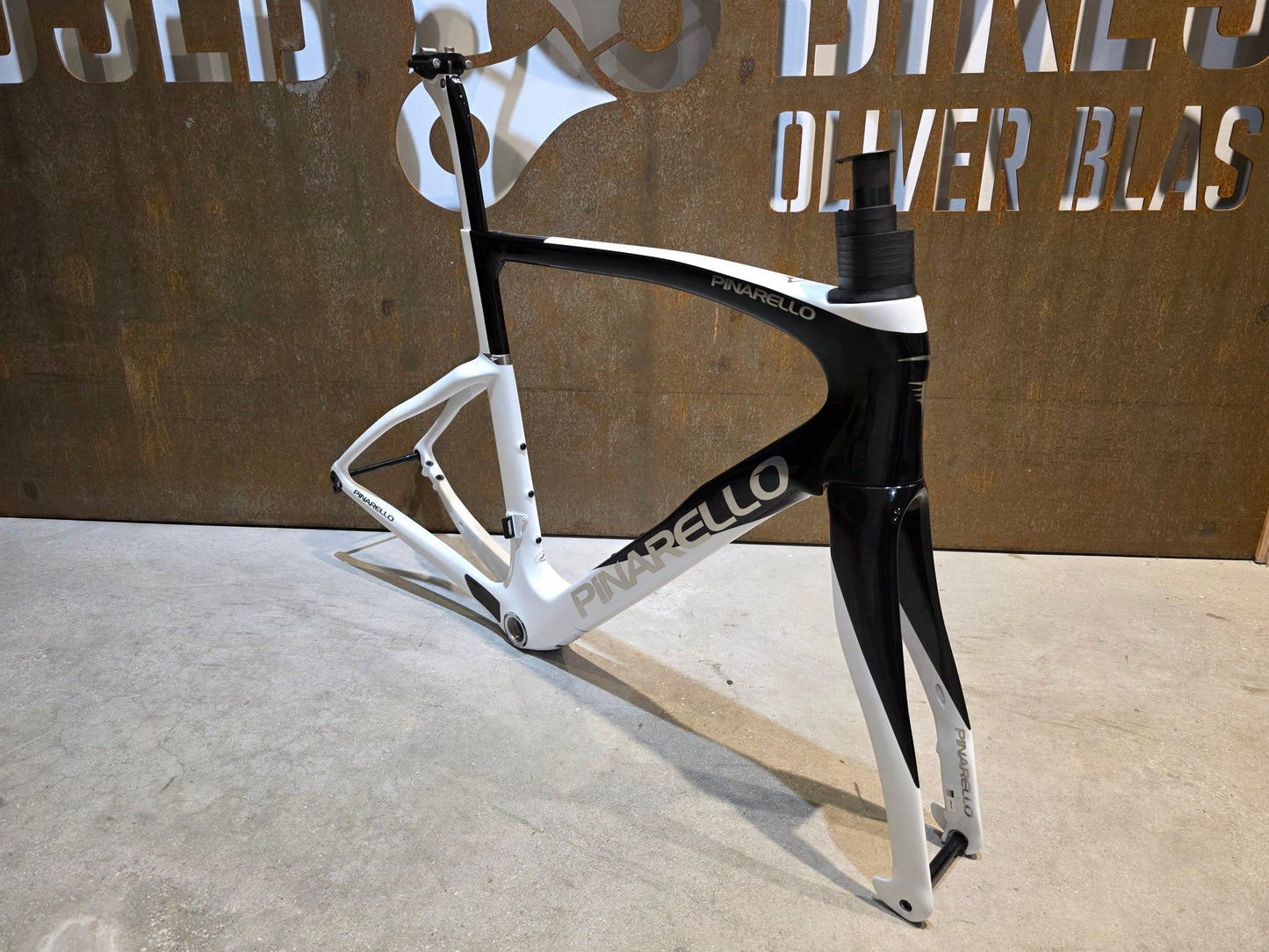 Rennradrahmen von Pinarello, PINARELLO F9 RAHMENSET / RAZOR WHITE / DISC / 56CM vor USEDBIKES - OB.DE Hintergrund