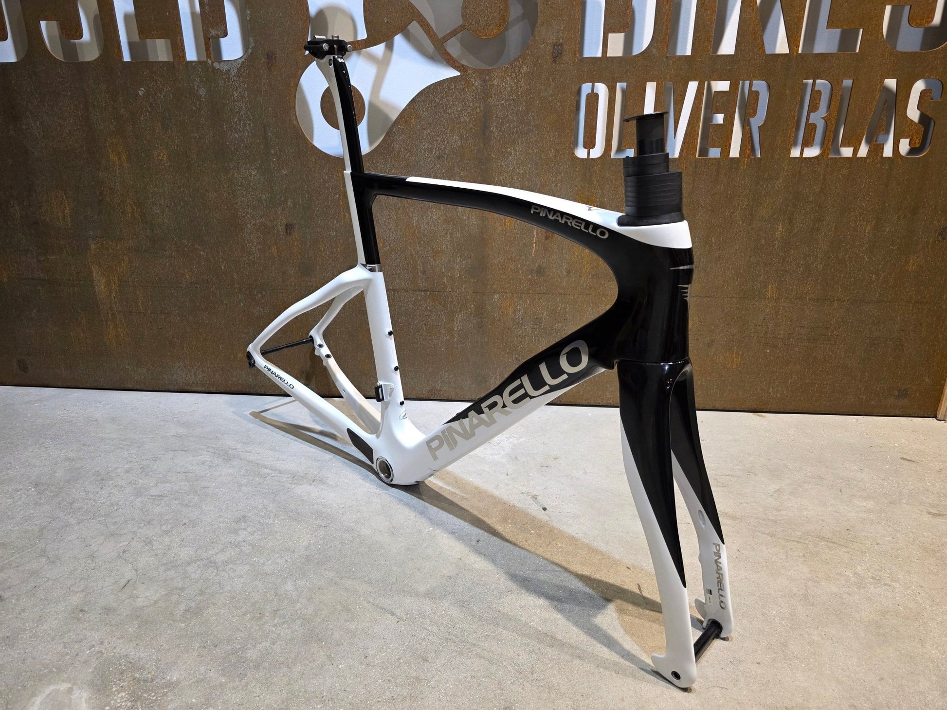 Rennradrahmen von Pinarello, PINARELLO F9 RAHMENSET / RAZOR WHITE / DISC / 56CM vor USEDBIKES - OB.DE Hintergrund