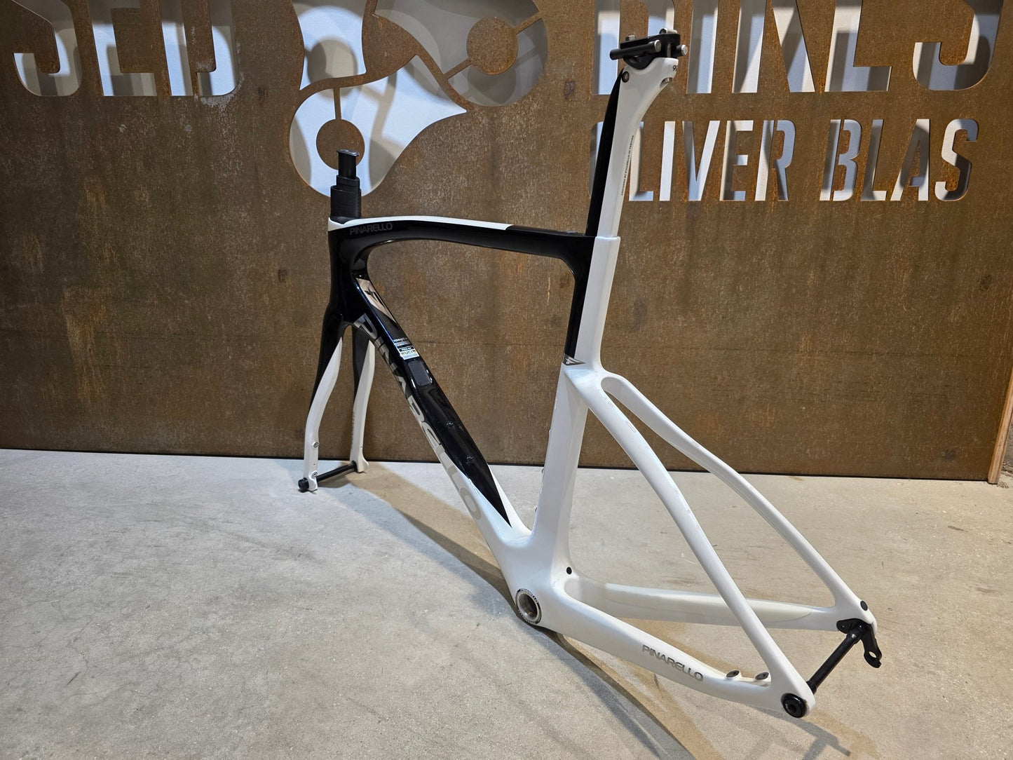 Rennradrahmen von Pinarello, PINARELLO F9 RAHMENSET / RAZOR WHITE / DISC / 56CM vor USEDBIKES - OB.DE Hintergrund