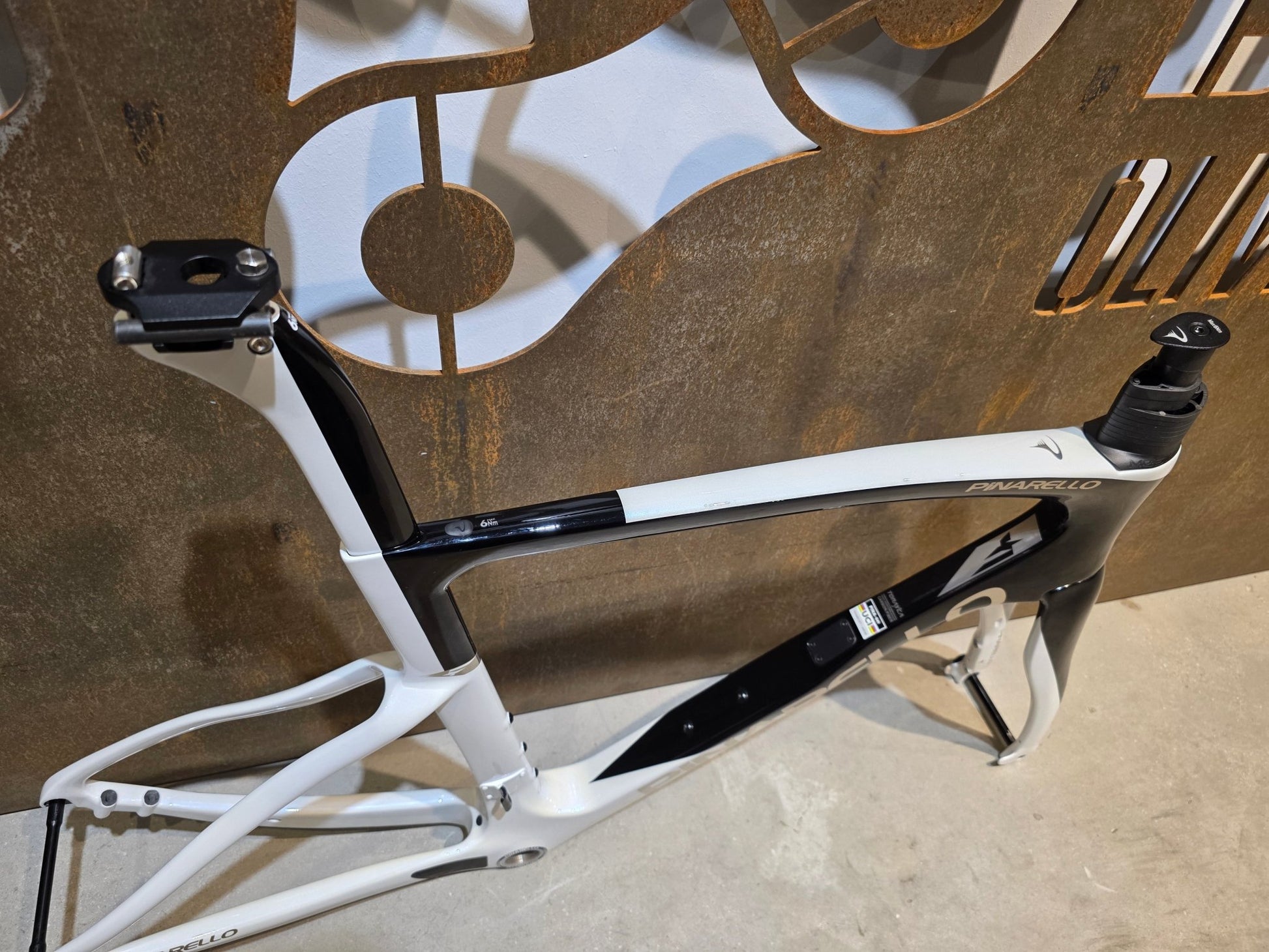 Rennradrahmen von Pinarello, PINARELLO F9 RAHMENSET / RAZOR WHITE / DISC / 56CM vor USEDBIKES - OB.DE Hintergrund