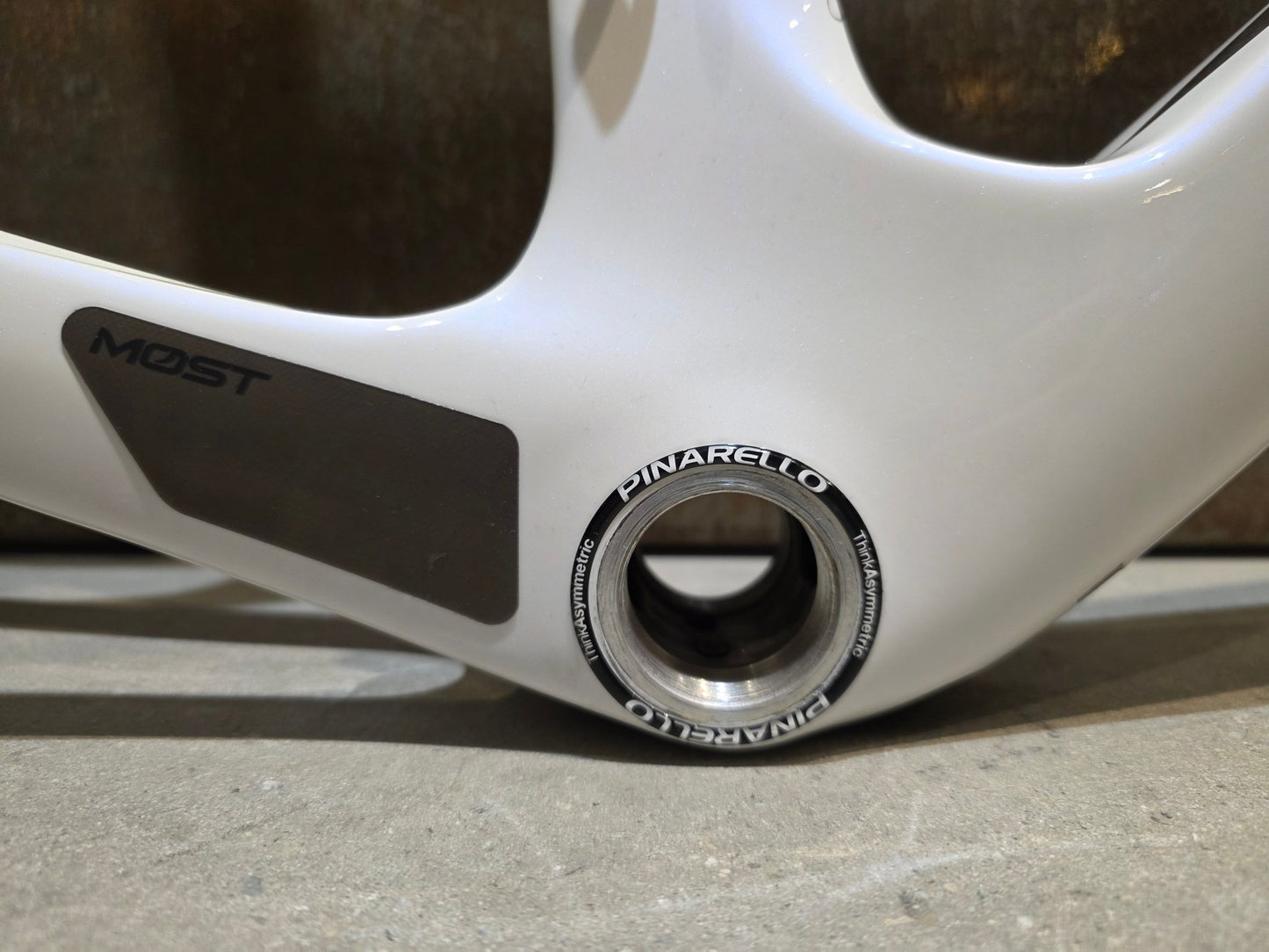 Rennradrahmen von Pinarello, PINARELLO F9 RAHMENSET / RAZOR WHITE / DISC / 56CM vor USEDBIKES - OB.DE Hintergrund