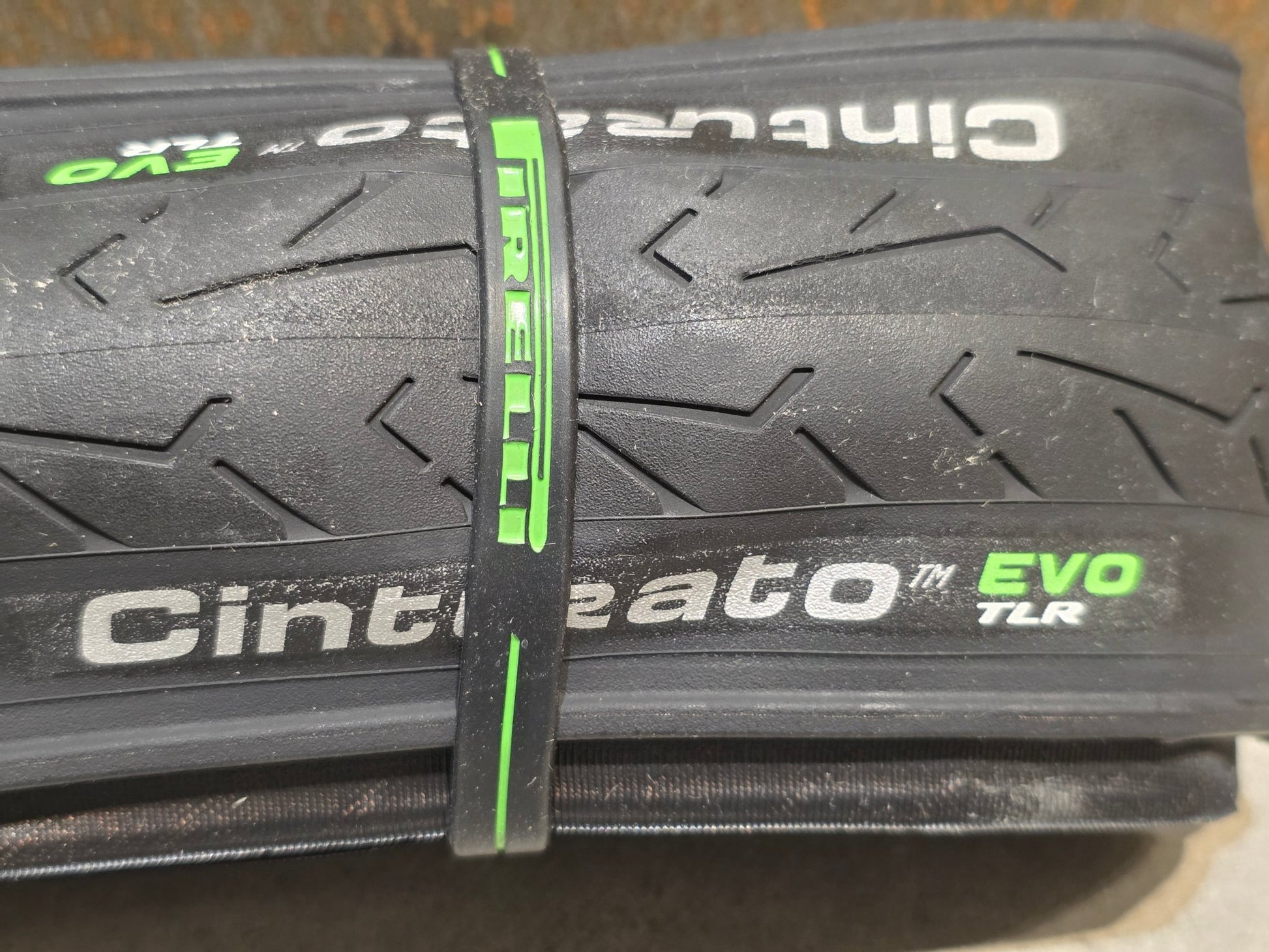 Reifen von Pirelli, PIRELLI CINTURATO EVO TLR RENNRADREIFEN 700 X 35MM vor USEDBIKES - OB.DE Hintergrund