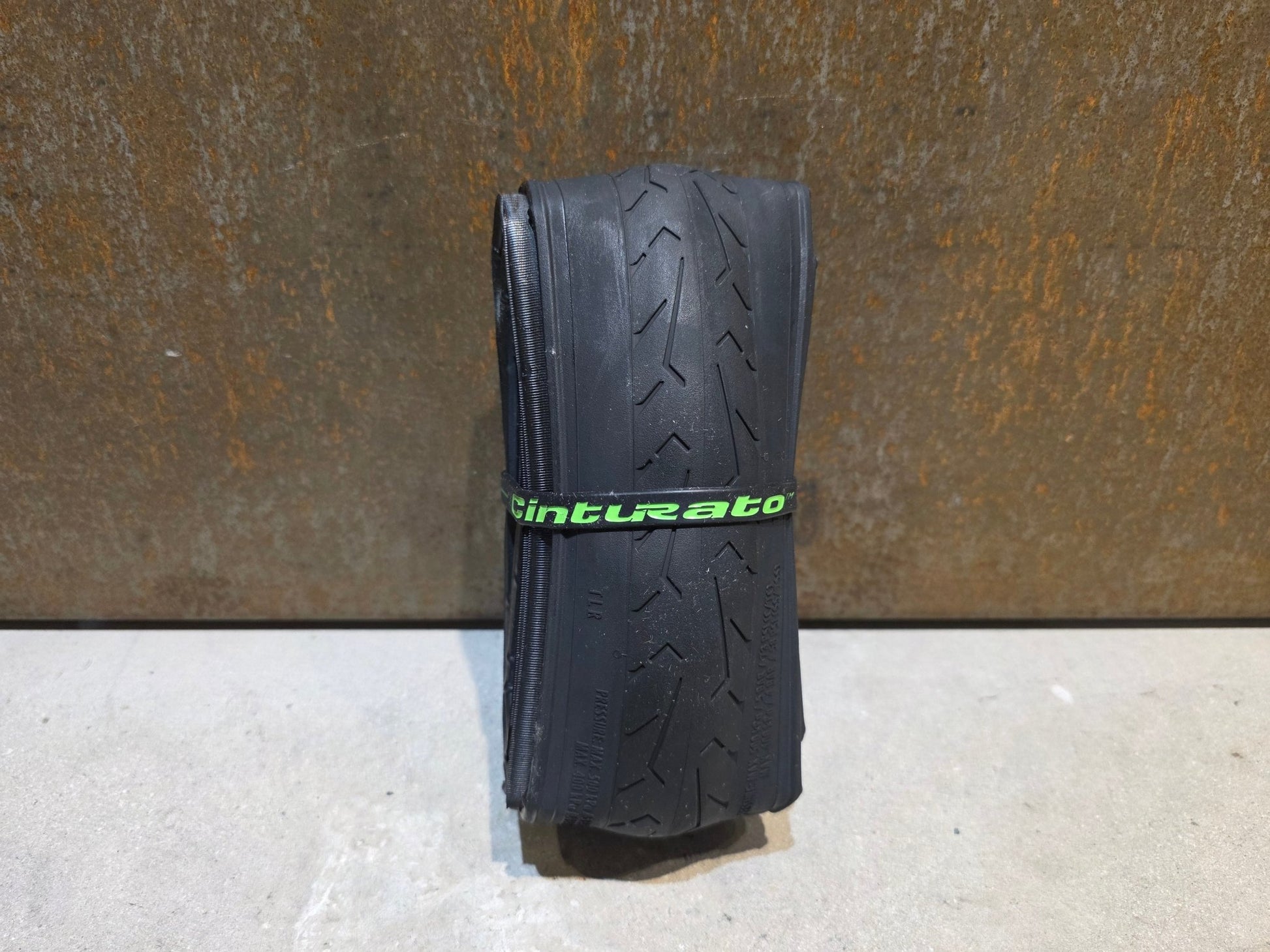 Reifen von Pirelli, PIRELLI CINTURATO EVO TLR RENNRADREIFEN 700 X 35MM vor USEDBIKES - OB.DE Hintergrund