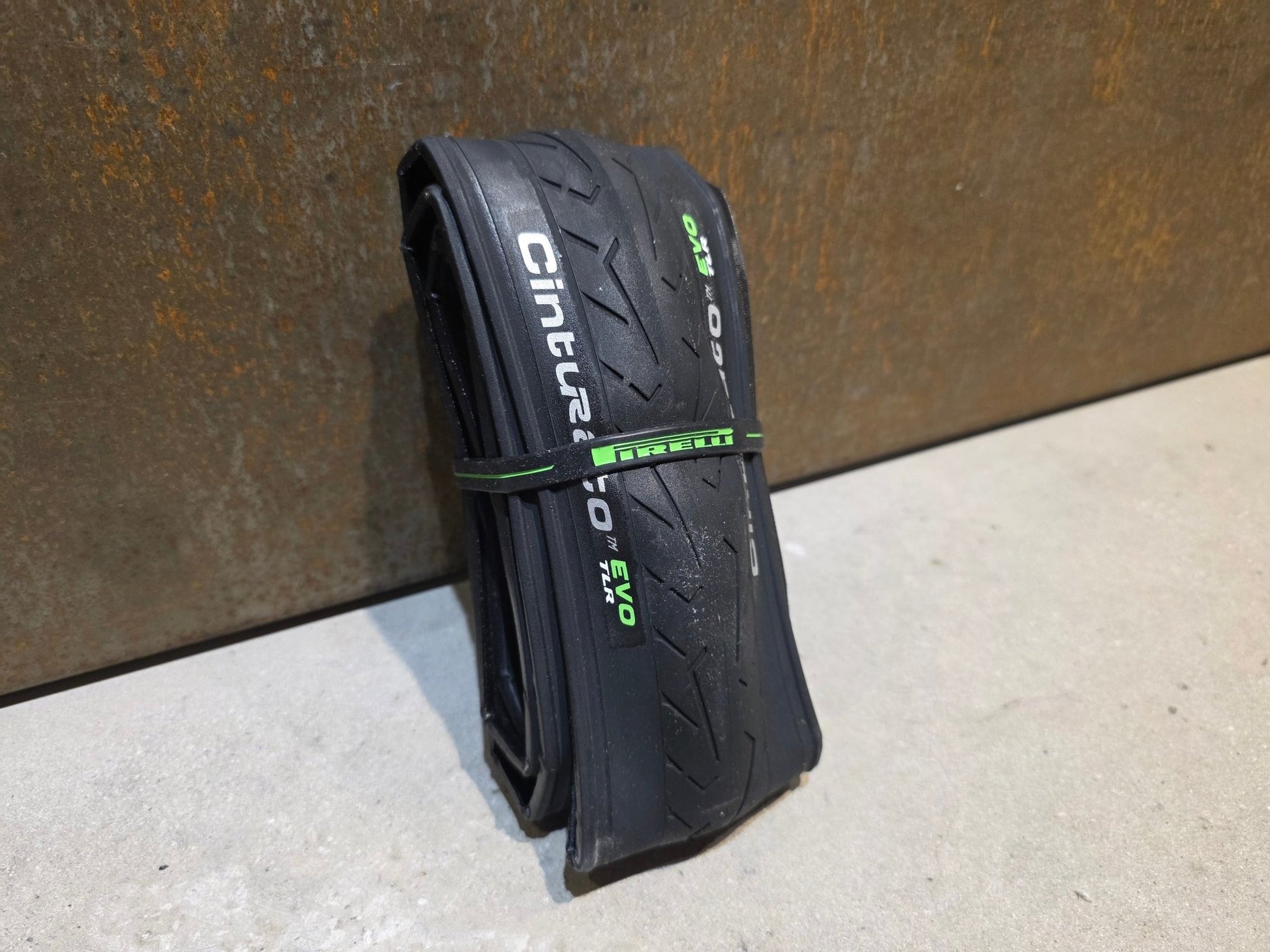 Reifen von Pirelli, PIRELLI CINTURATO EVO TLR RENNRADREIFEN 700 X 35MM vor USEDBIKES - OB.DE Hintergrund