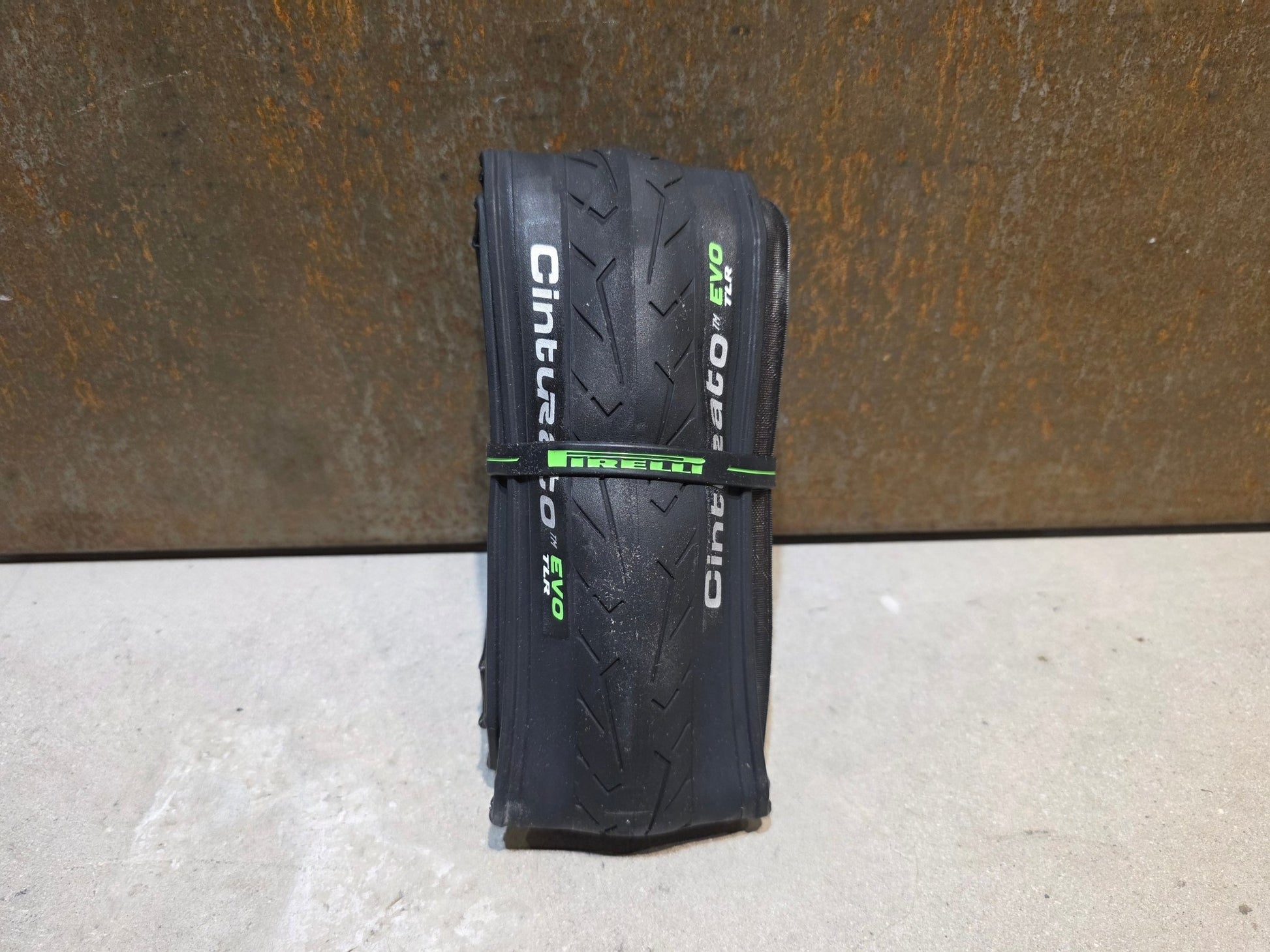 Reifen von Pirelli, PIRELLI CINTURATO EVO TLR RENNRADREIFEN 700 X 35MM vor USEDBIKES - OB.DE Hintergrund