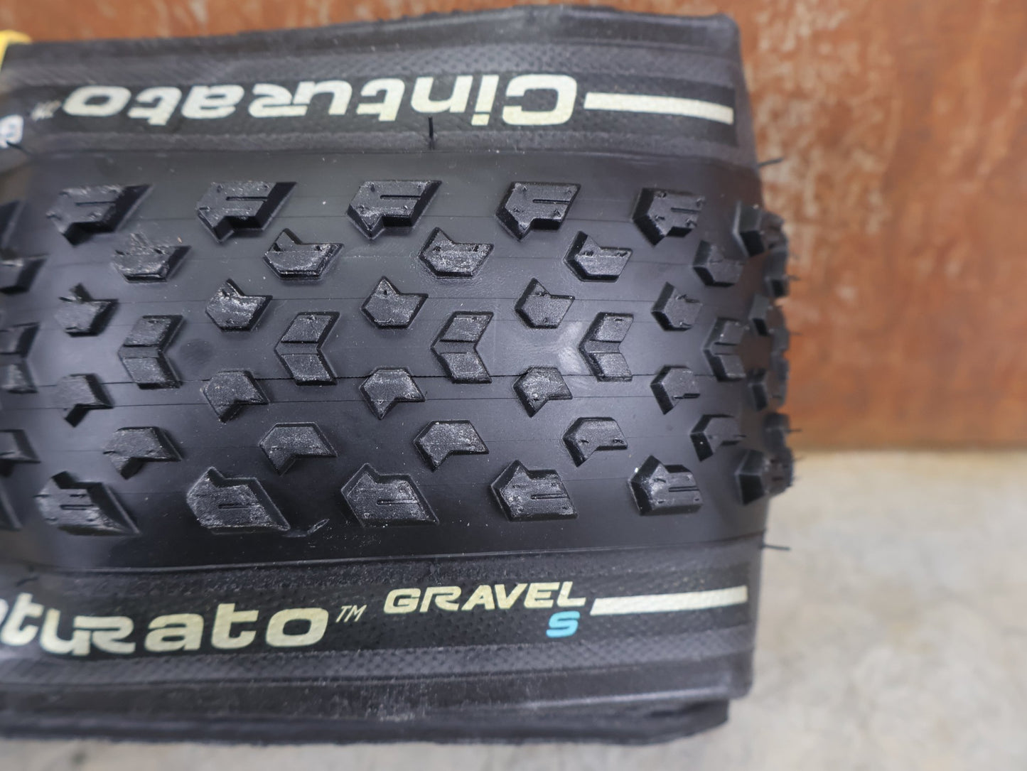 Reifen von Pirelli, PIRELLI CINTURATO GRAVEL S LOOSE TERRAIN TLR / 700×45C – TUBELESS READY GRAVELREIFEN vor USEDBIKES - OB.DE Hintergrund