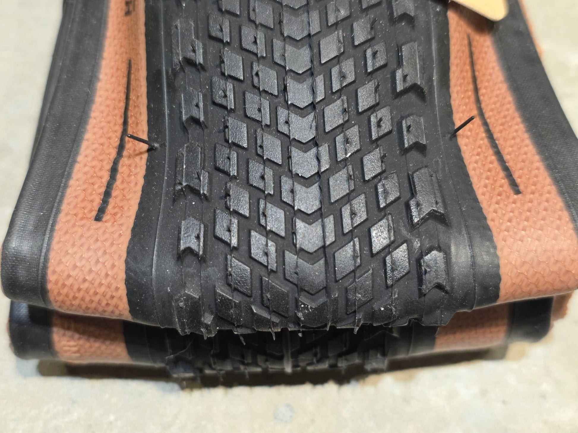 Reifen von Pirelli, PIRELLI CINTURATO H GRAVEL REIFEN / BRAUN / 700 X 40MM vor USEDBIKES - OB.DE Hintergrund