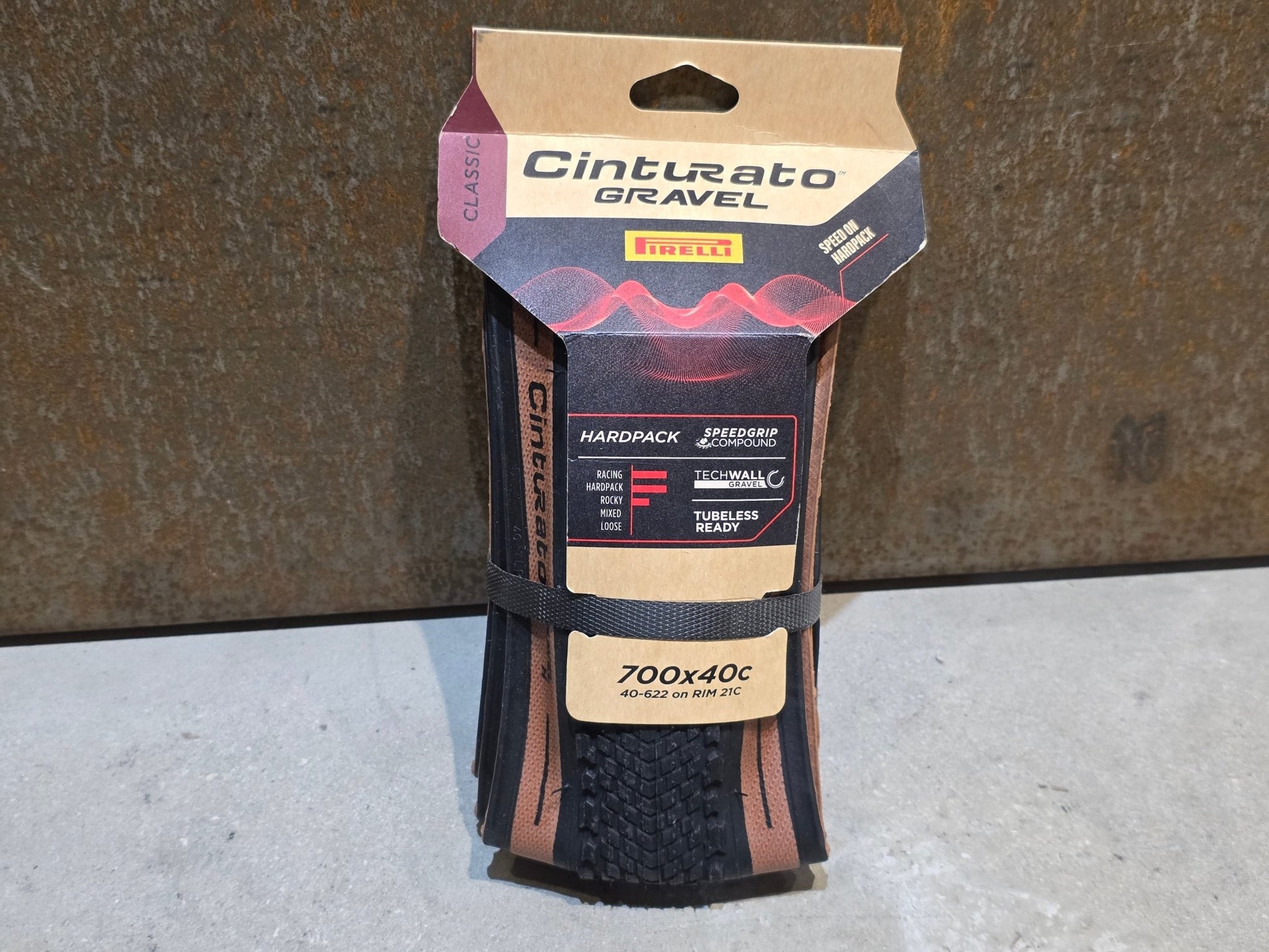 Reifen von Pirelli, PIRELLI CINTURATO H GRAVEL REIFEN / BRAUN / 700 X 40MM vor USEDBIKES - OB.DE Hintergrund