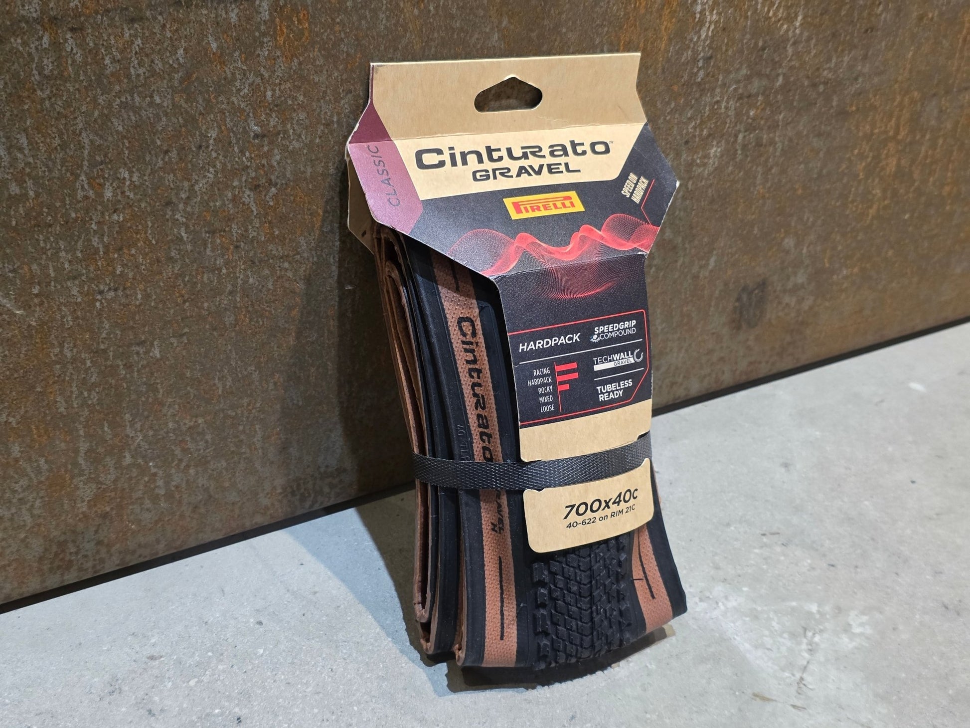 Reifen von Pirelli, PIRELLI CINTURATO H GRAVEL REIFEN / BRAUN / 700 X 40MM vor USEDBIKES - OB.DE Hintergrund