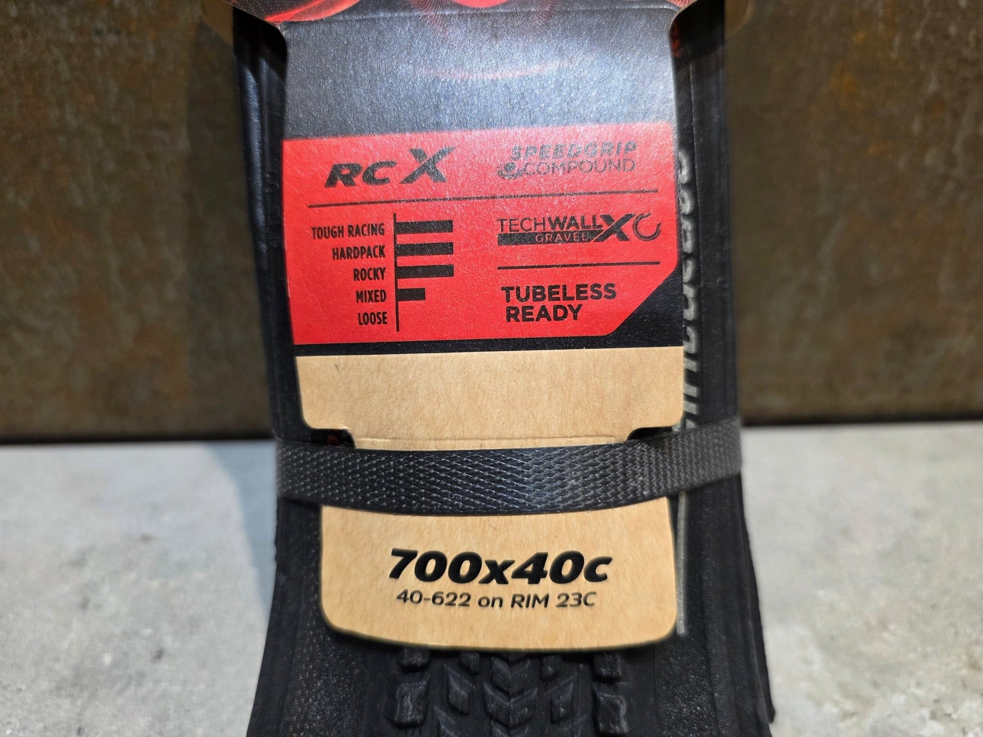 Reifen von Pirelli, PIRELLI CINTURATO RC X GRAVEL REIFEN 700 X 40MM vor USEDBIKES - OB.DE Hintergrund