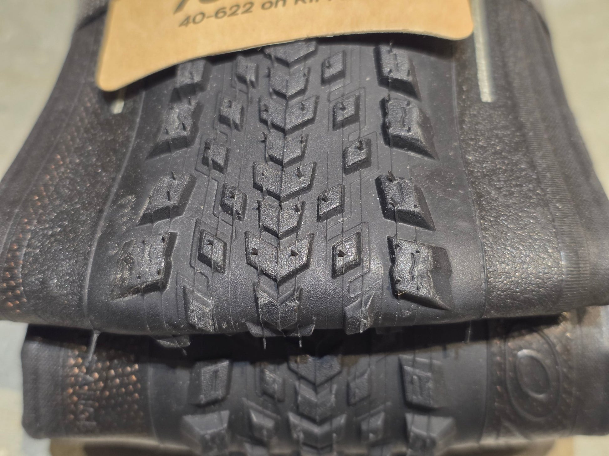 Reifen von Pirelli, PIRELLI CINTURATO RC X GRAVEL REIFEN 700 X 40MM vor USEDBIKES - OB.DE Hintergrund