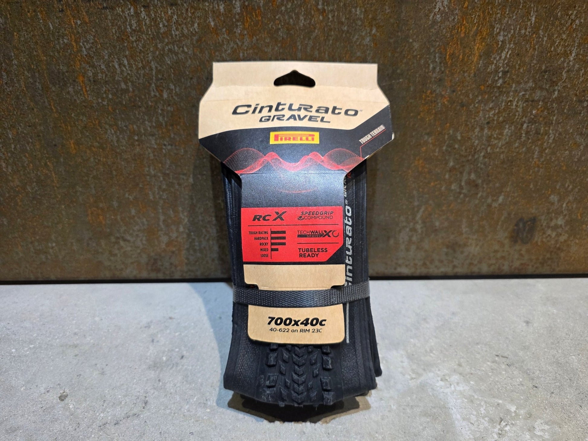 Reifen von Pirelli, PIRELLI CINTURATO RC X GRAVEL REIFEN 700 X 40MM vor USEDBIKES - OB.DE Hintergrund