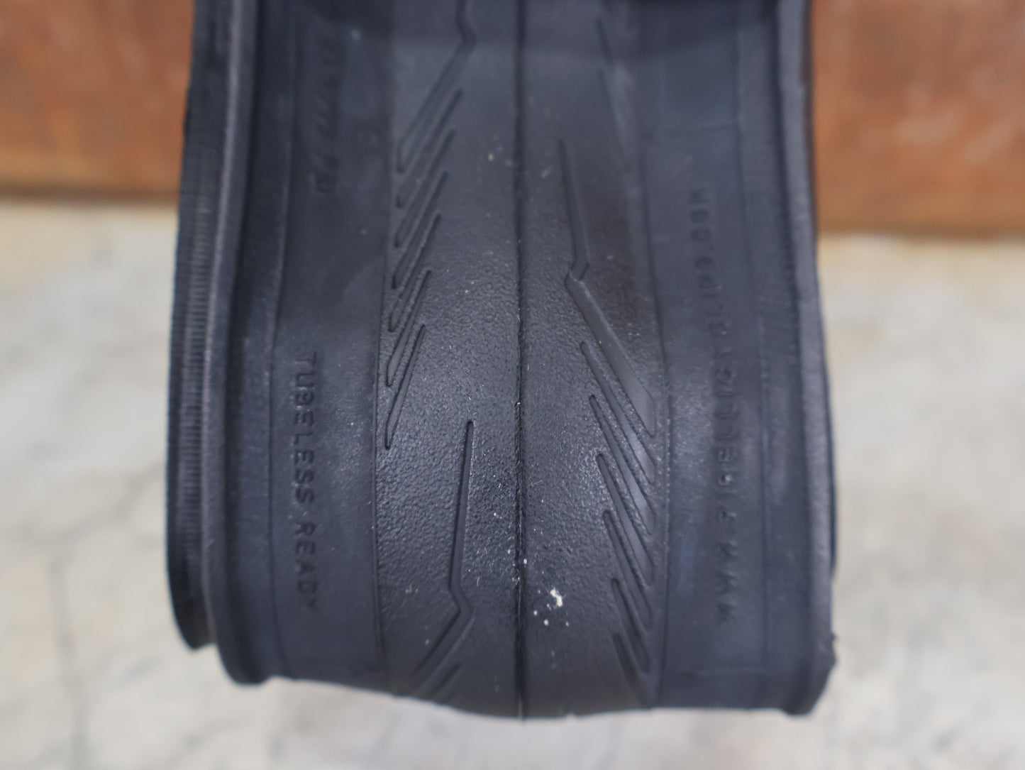 Reifen von Pirelli, PIRELLI P ZERO RACE 4S TLR / 700×28C – TUBELESS READY RENNRADREIFEN vor USEDBIKES - OB.DE Hintergrund