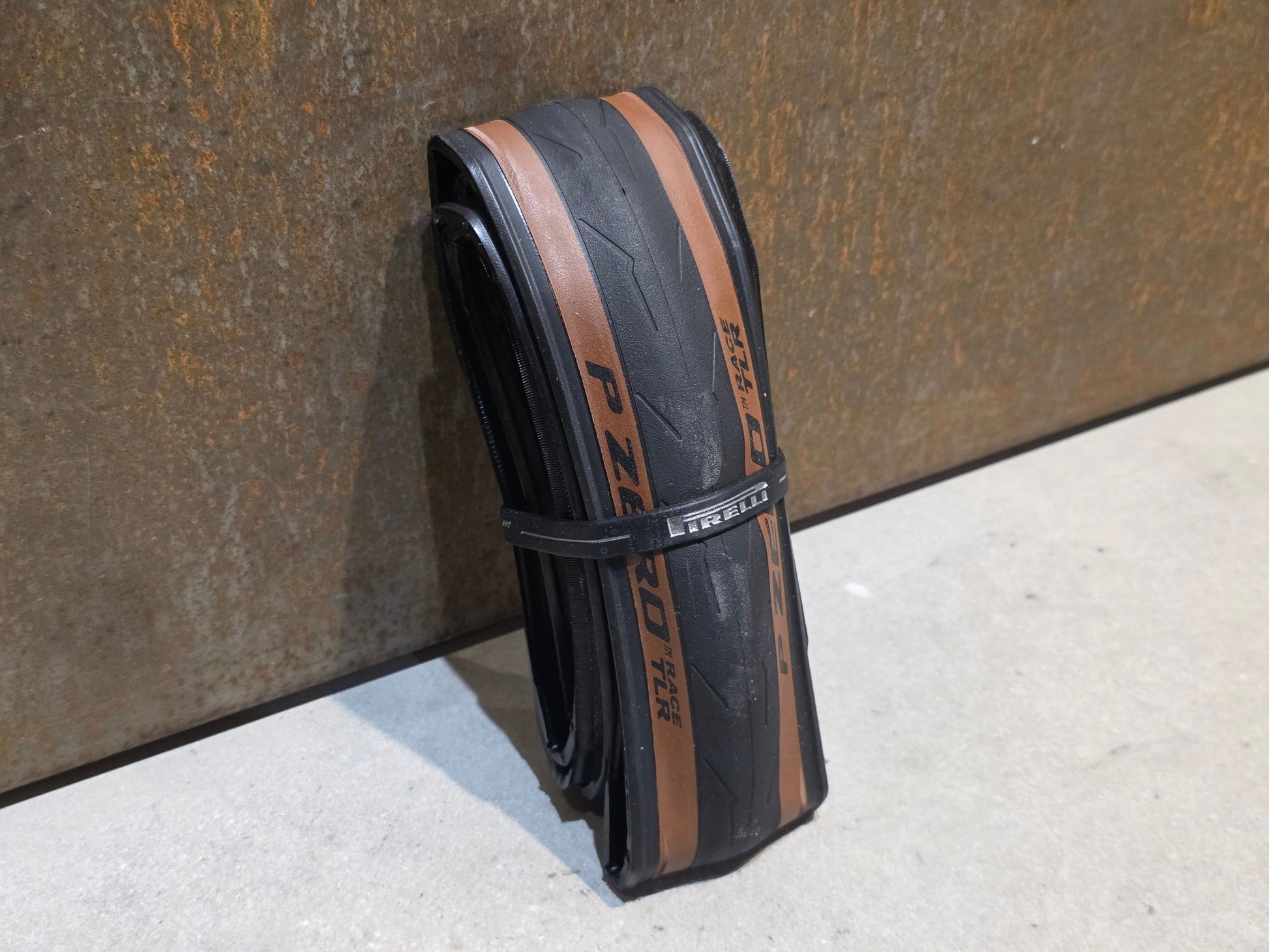 Reifen von Pirelli, PIRELLI P ZERO RACE TLR RENNRADREIFEN / BRAUN / 700 X 28MM vor USEDBIKES - OB.DE Hintergrund
