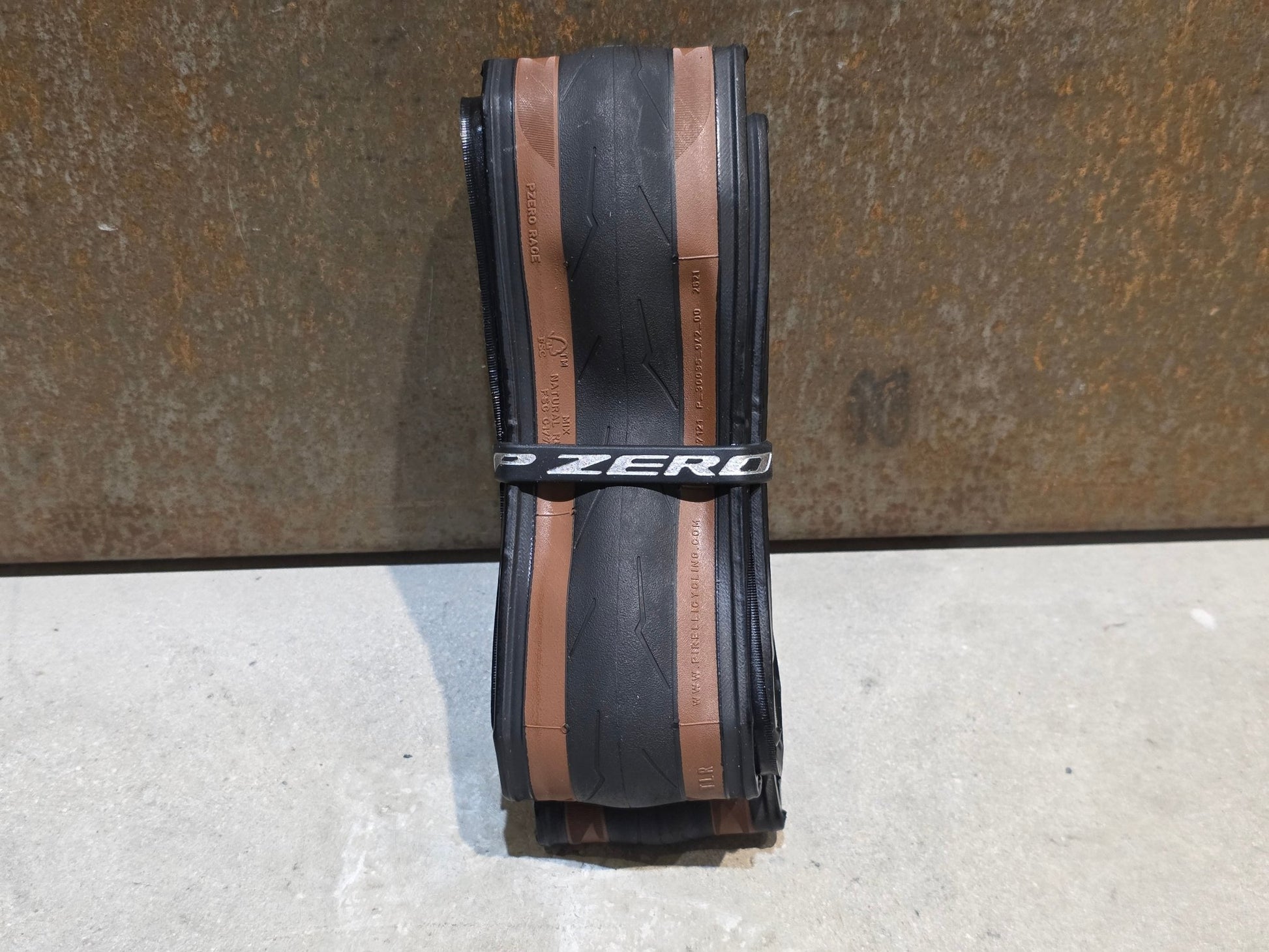 Reifen von Pirelli, PIRELLI P ZERO RACE TLR RENNRADREIFEN / BRAUN / 700 X 28MM vor USEDBIKES - OB.DE Hintergrund