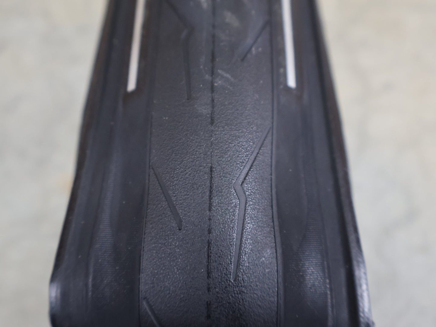 Reifen von Pirelli, PIRELLI P ZERO RACE TLR RENNREIFEN / 700C X 28C – TUBELESS READY – SMARTEVO – SPEEDCORE – BLACK vor USEDBIKES - OB.DE Hintergrund