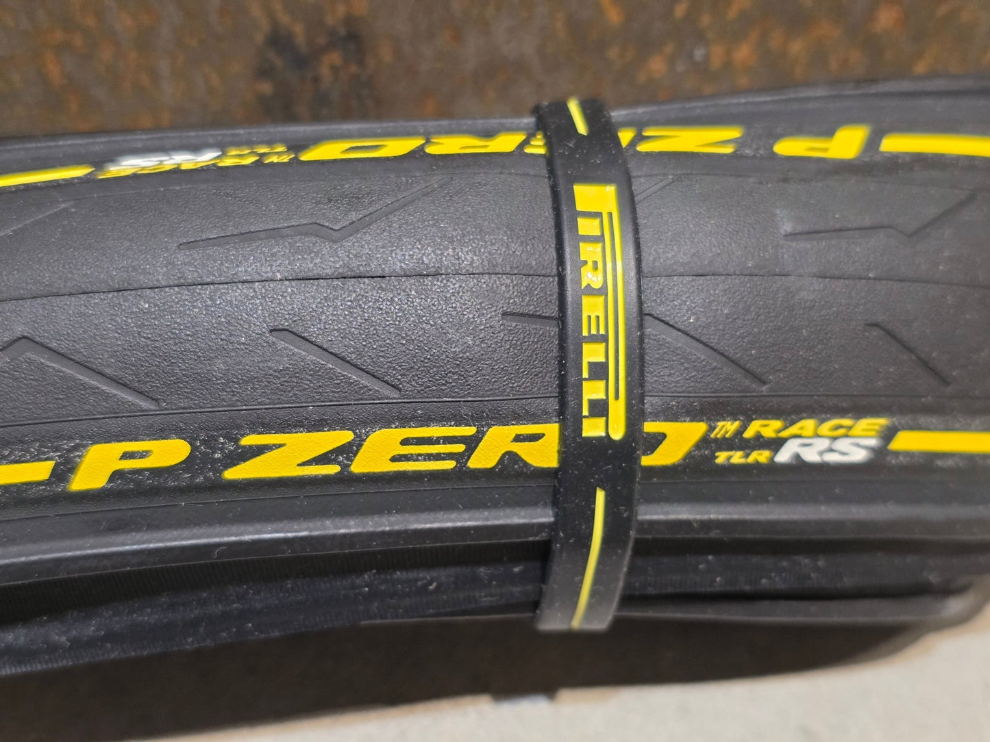 Reifen von Pirelli, PIRELLI P ZERO RACE TLR RS TEAM EDITION RENNRADREIFEN 700 X 28MM vor USEDBIKES - OB.DE Hintergrund