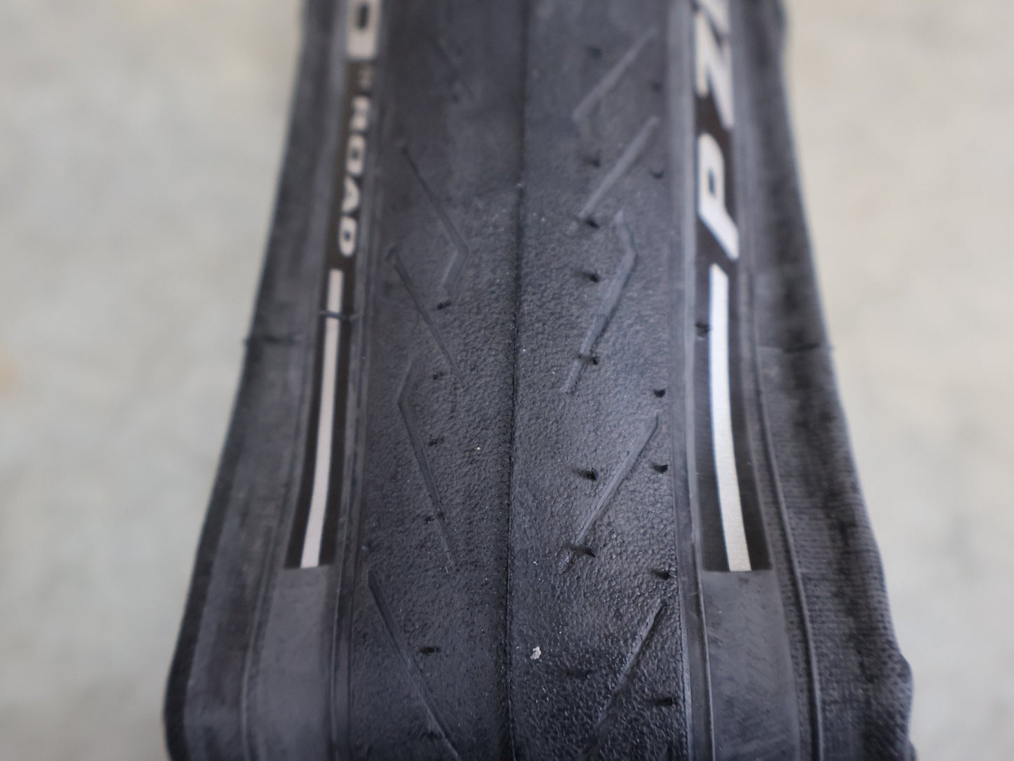 Reifen von Pirelli, PIRELLI P ZERO ROAD RENNREIFEN / 700C X 26C – TECHBELT – EVO COMPOUND – 120 TPI – SCHWARZ vor USEDBIKES - OB.DE Hintergrund