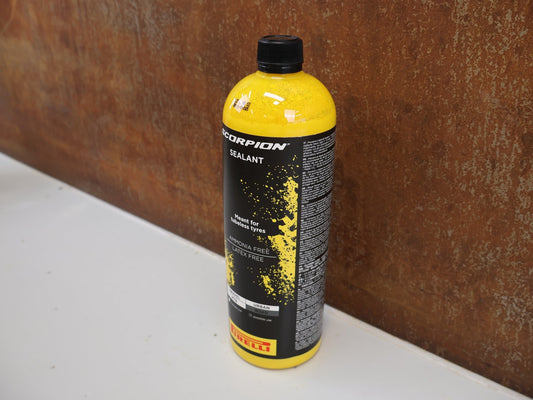 Pflege & Wartung von Pirelli, PIRELLI SCORPION SMARTSEAL DICHTMITTEL / 1000 ML / TUBELLESS / EXP DATE 2025 vor USEDBIKES - OB.DE Hintergrund