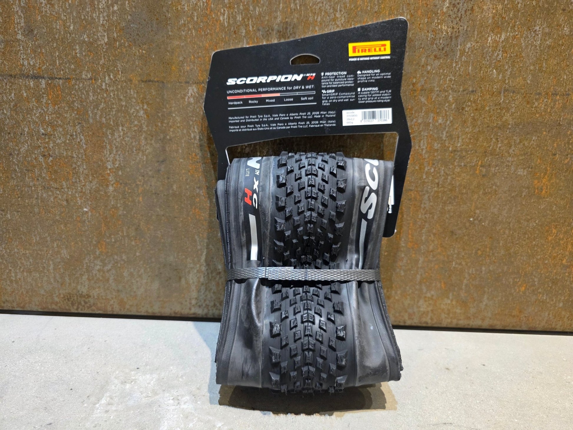 Reifen von Pirelli, PIRELLI SCORPION XC H LITE MOUNTAINBIKE REIFEN 29X2.20 in variant_title vor USEDBIKES - OB.DE Hintergrund