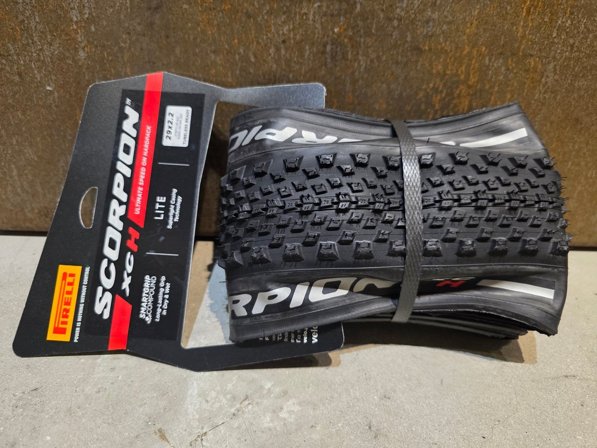 Reifen von Pirelli, PIRELLI SCORPION XC H LITE MOUNTAINBIKE REIFEN 29X2.20 in variant_title vor USEDBIKES - OB.DE Hintergrund