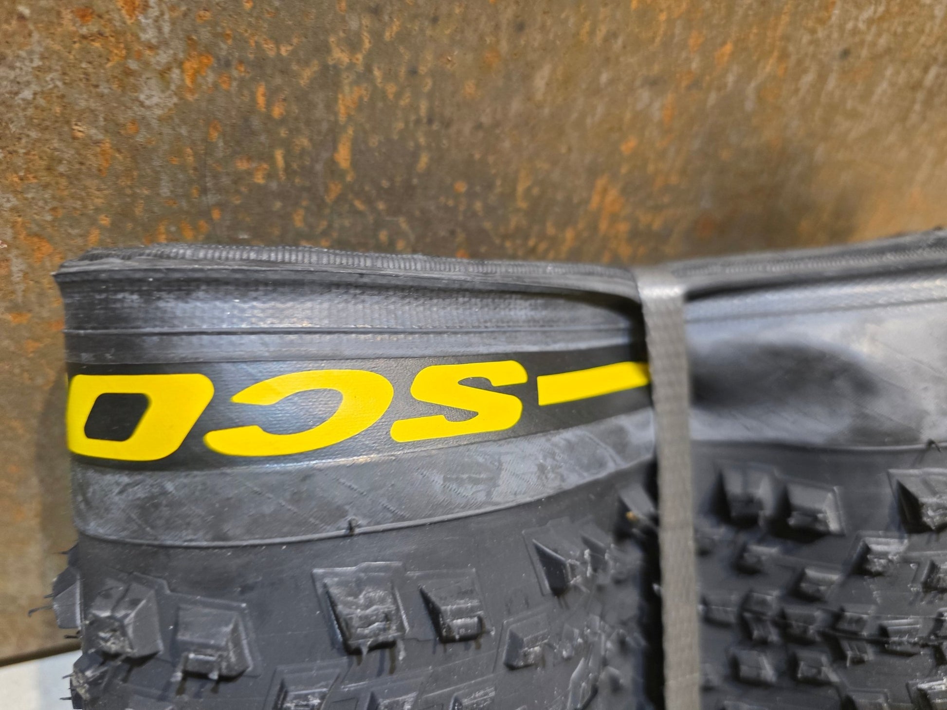 Reifen von Pirelli, PIRELLI SCORPION XC M PROWALL MOUNTAINBIKE REIFEN 29X2.20 / GELB in variant_title vor USEDBIKES - OB.DE Hintergrund