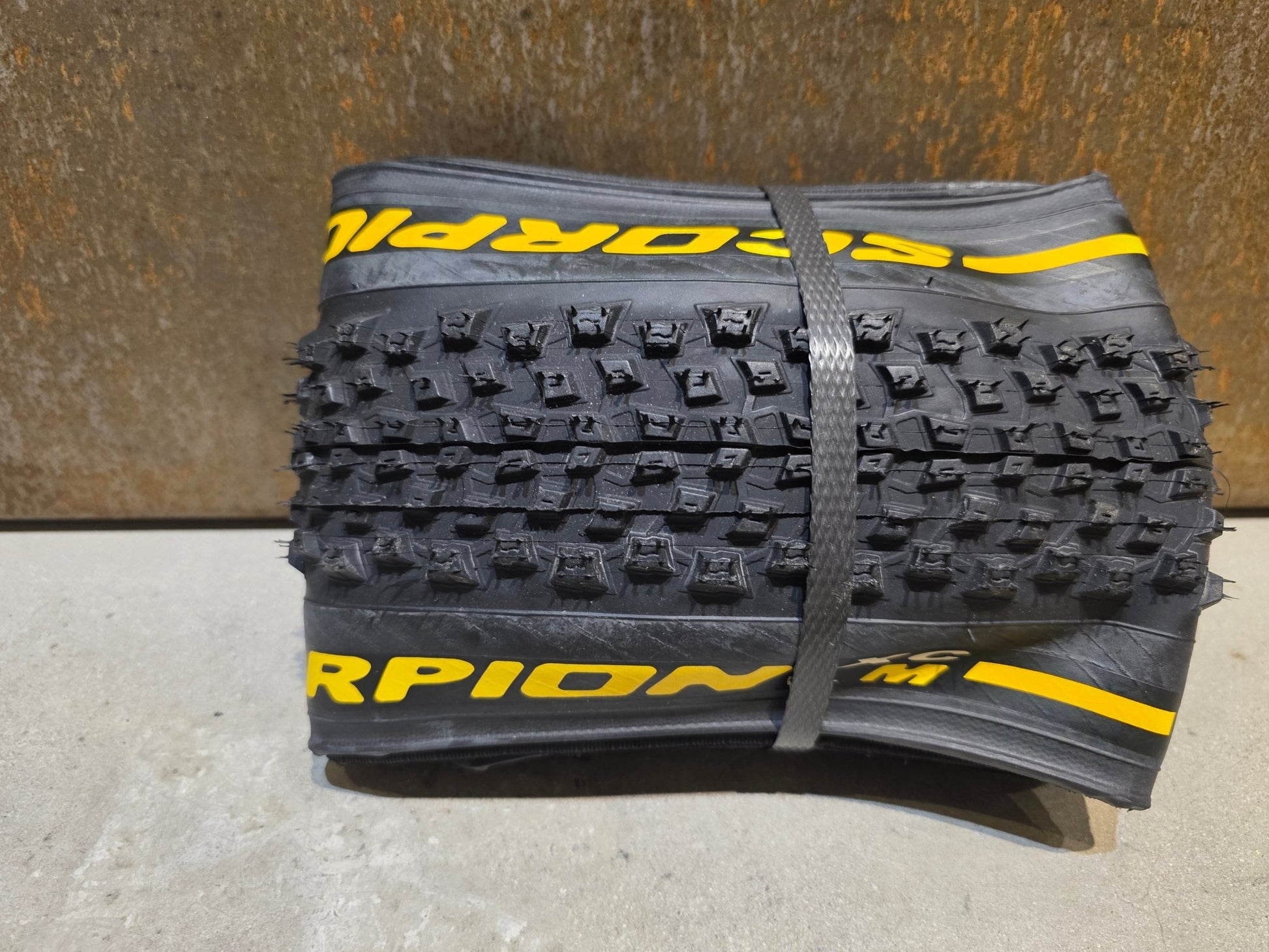 Reifen von Pirelli, PIRELLI SCORPION XC M PROWALL MOUNTAINBIKE REIFEN 29X2.20 / GELB in variant_title vor USEDBIKES - OB.DE Hintergrund