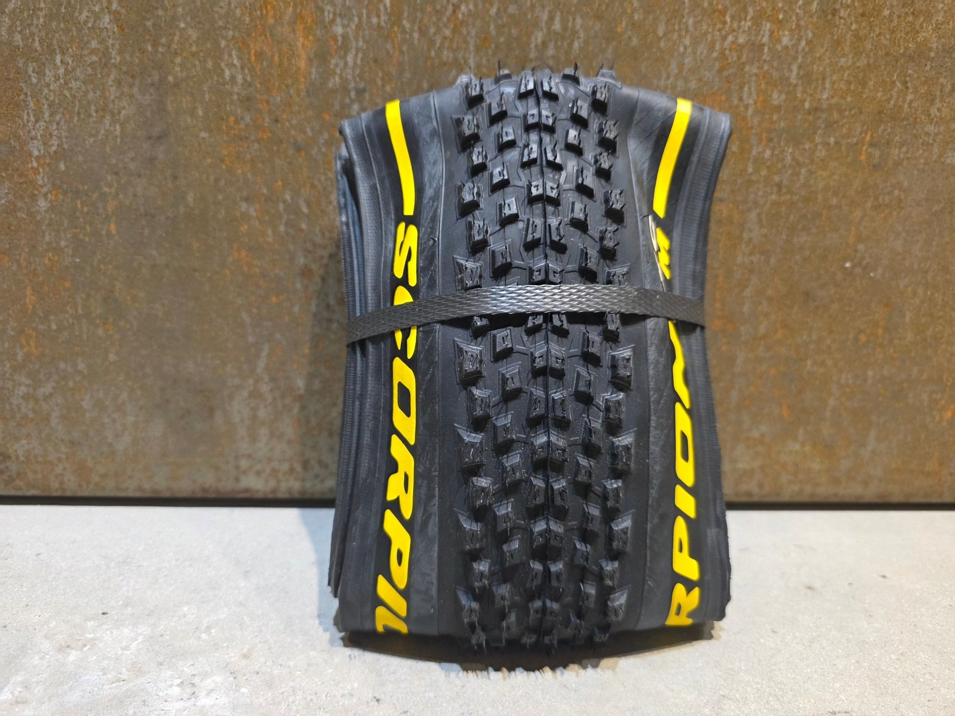 Reifen von Pirelli, PIRELLI SCORPION XC M PROWALL MOUNTAINBIKE REIFEN 29X2.20 / GELB in variant_title vor USEDBIKES - OB.DE Hintergrund