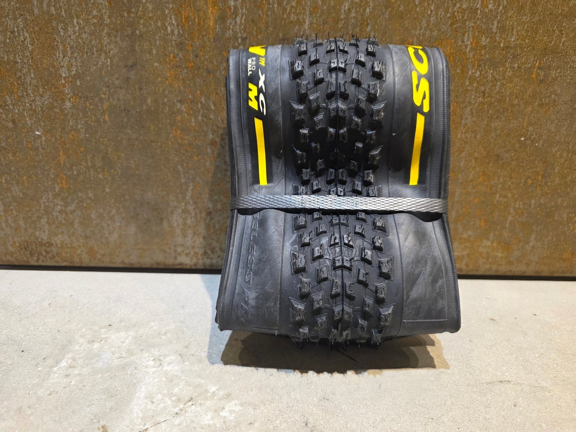 Reifen von Pirelli, PIRELLI SCORPION XC M PROWALL MOUNTAINBIKE REIFEN 29X2.20 / GELB in variant_title vor USEDBIKES - OB.DE Hintergrund